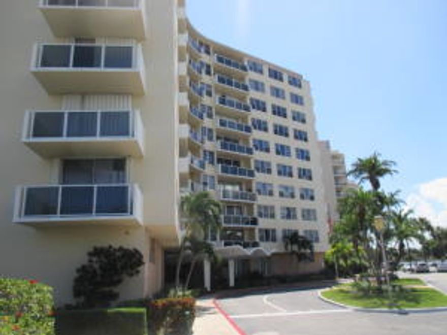 Studio style 8th floor unit is located in the La Fontana Apartments, a well maintained high rise building situated right on the Intracoastal. Living room has sliding glass doors leading out to a balcony with city views. La Fontana offers 24 hour attended lobby and pool right on the Intracoastal. Conveniently located just a mile from downtown West Palm Beach and close to restaurants, shopping and main access roads.