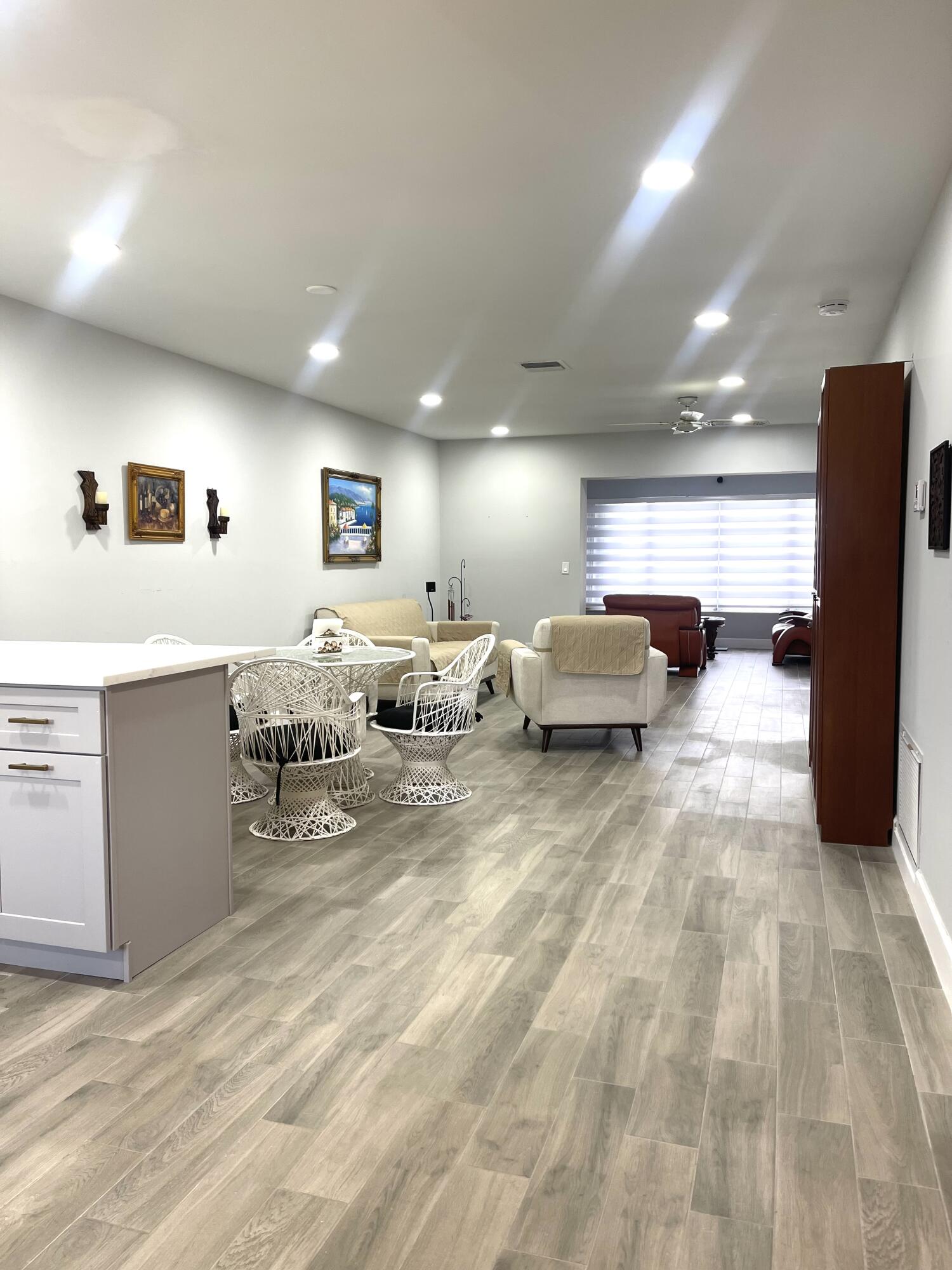 CRESTHAVEN TOWNHOMES SEC 5 CONDO - Residential