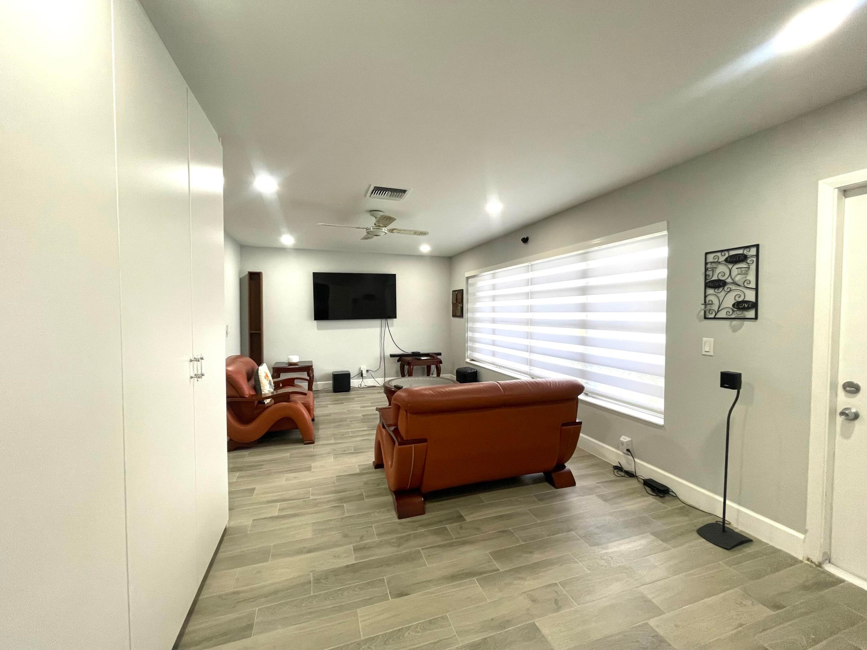 CRESTHAVEN TOWNHOMES SEC 5 CONDO - Residential