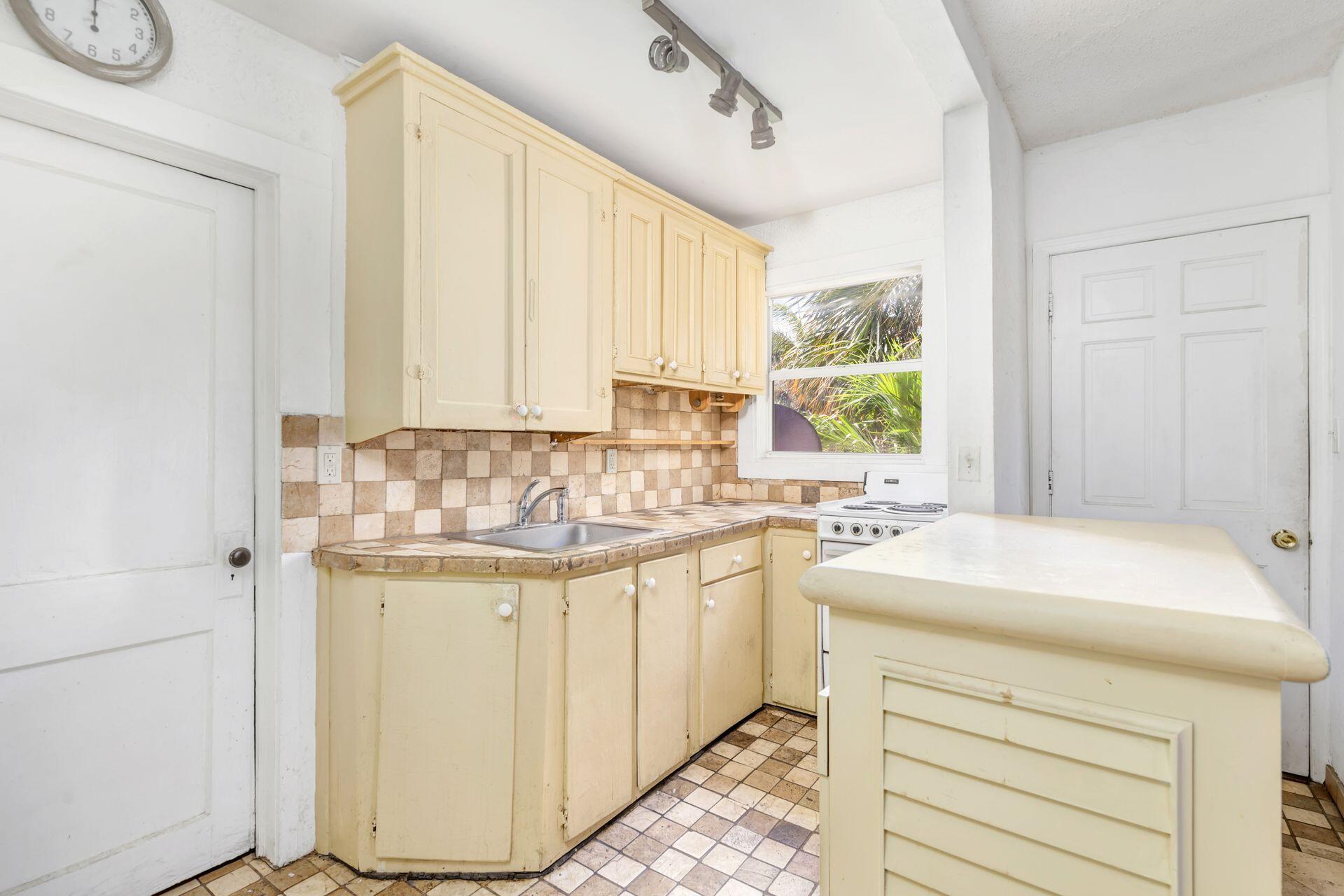 ESTATES OF SOUTH PALM BEACH - Residential Income