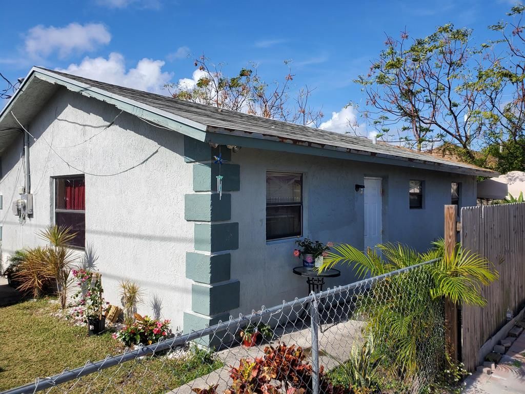 Photo of 1029 Lincoln Road, West Palm Beach, FL 33407 (MLS # R10766426)