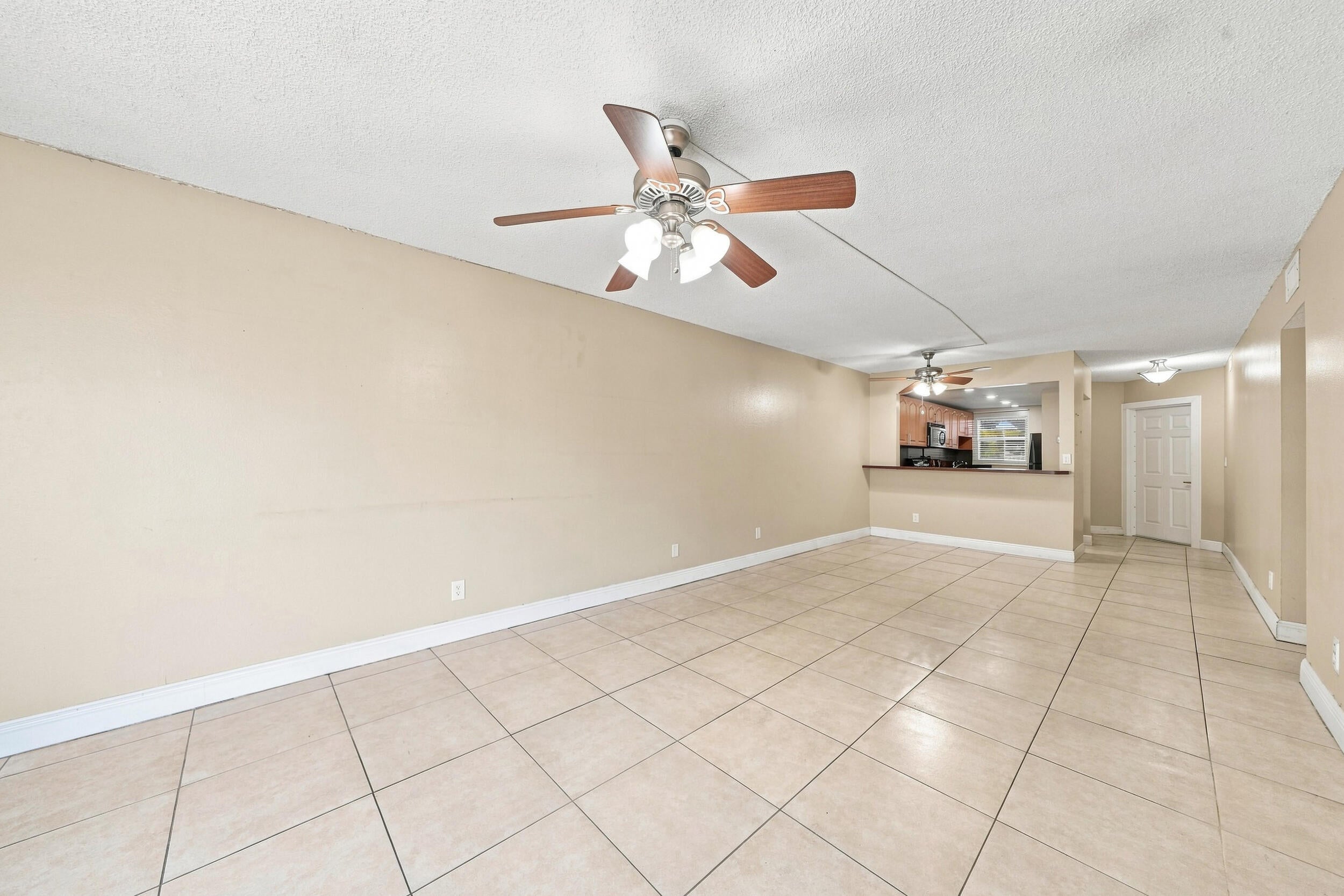 1750 W 46TH Street 242, Hialeah, FL, 33012/$258,000 3 1750 W 46TH Street 242