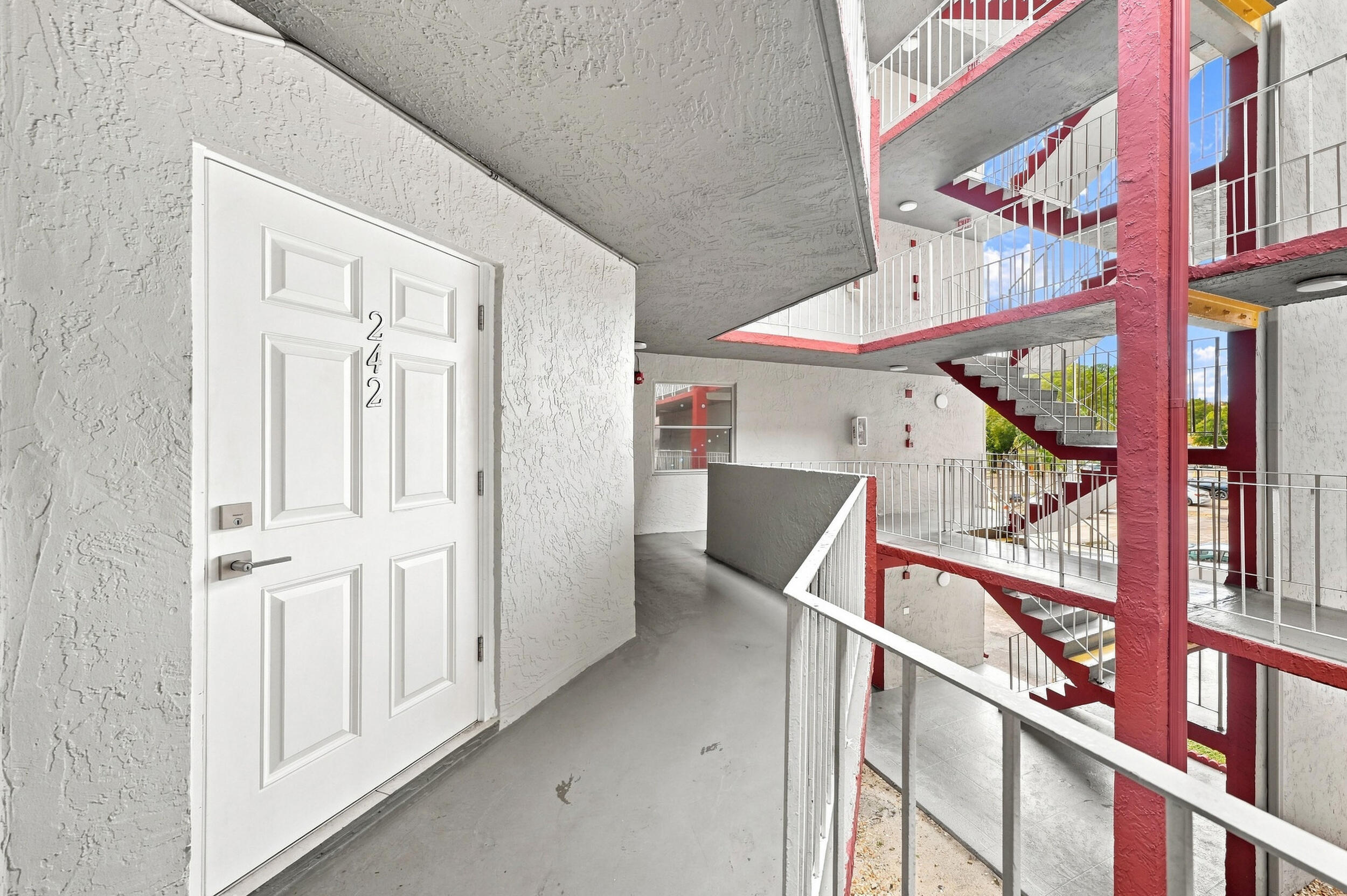 1750 W 46TH Street 242, Hialeah, FL, 33012/$258,000 2 1750 W 46TH Street 242