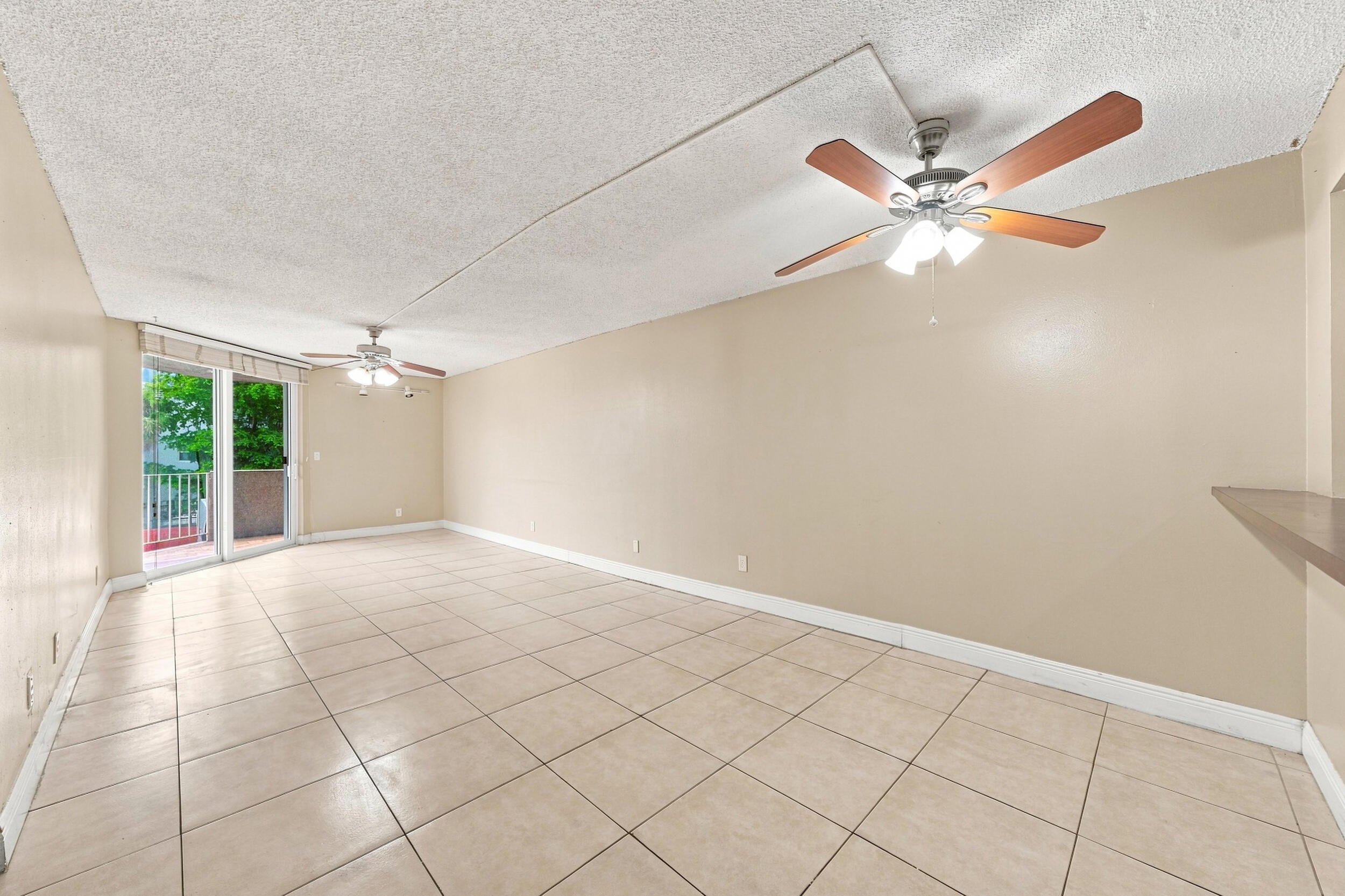 1750 W 46TH Street 242, Hialeah, FL, 33012/$258,000 4 1750 W 46TH Street 242