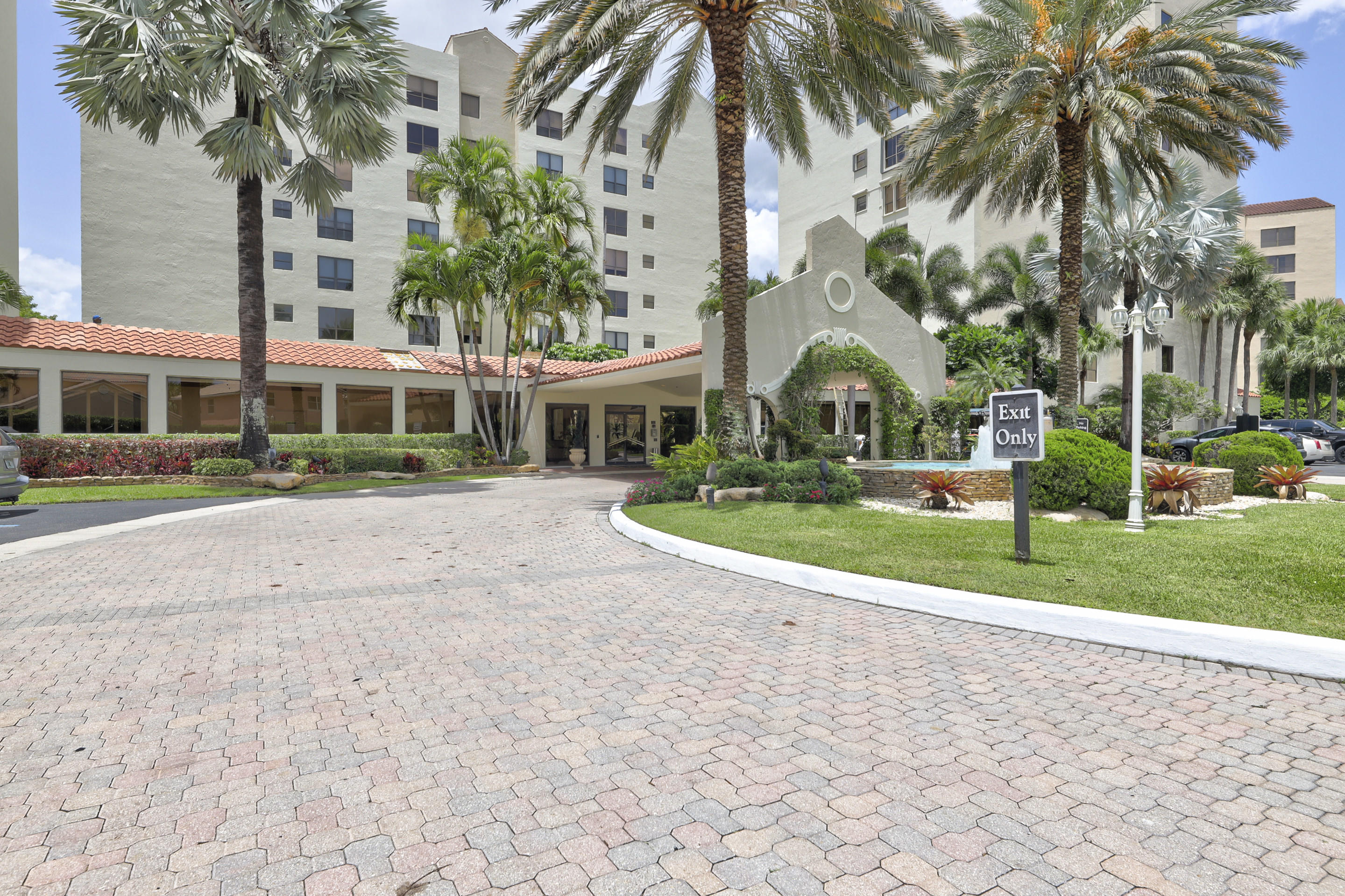 IMPERIAL ROYALE AT BOCA POINTE CONDO - Residential