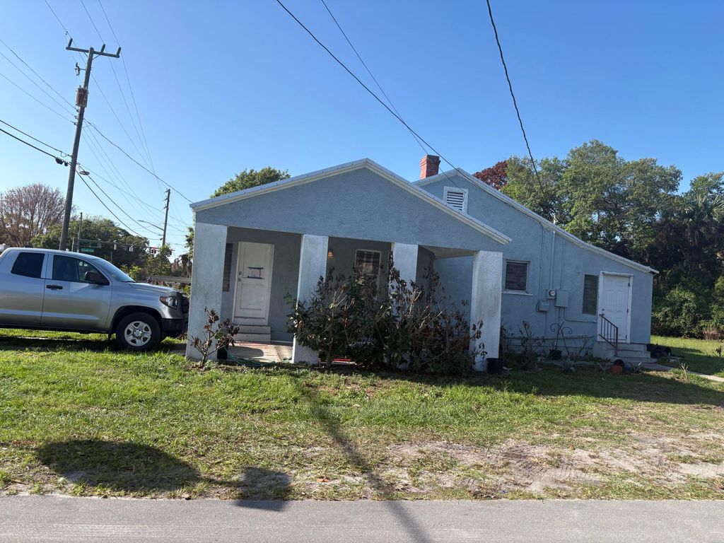 Photo of 701 S 13th Street, Fort Pierce, FL 34950 (MLS # B26002283)