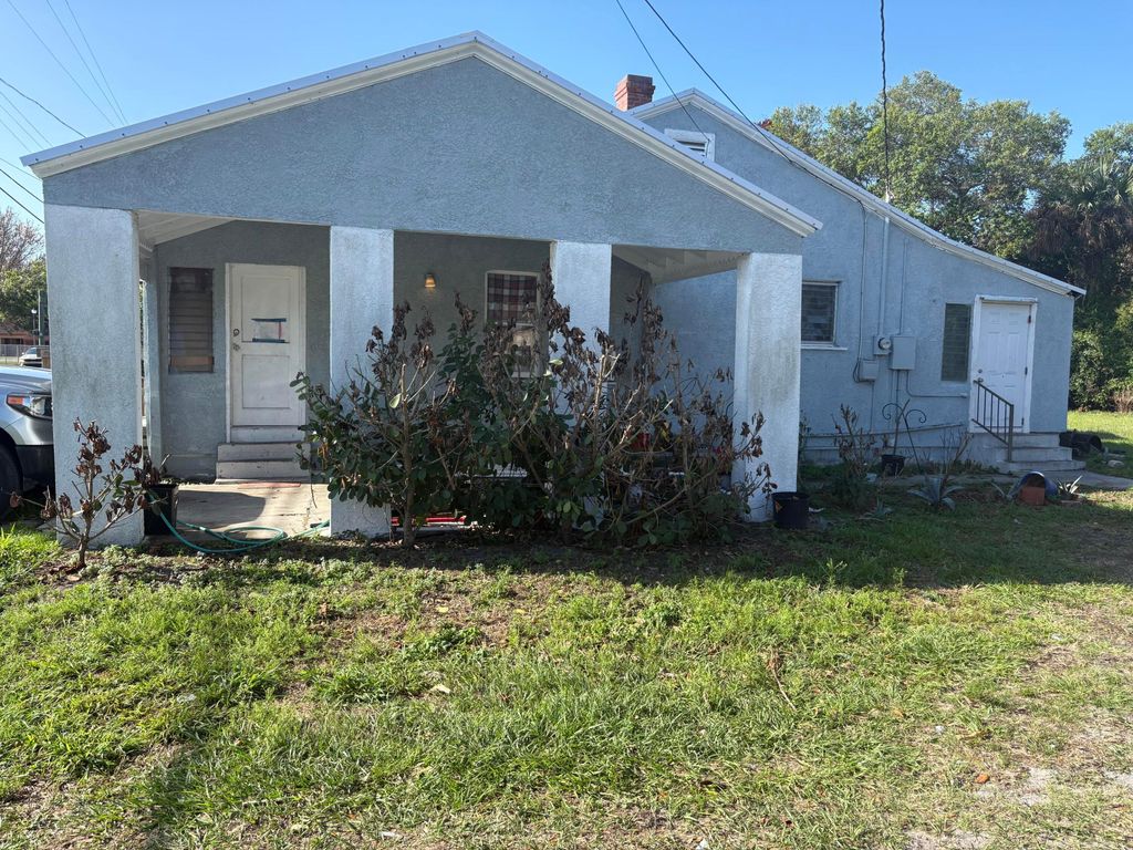 Photo of 701 S 13th Street, Fort Pierce, FL 34950 (MLS # B26002283)