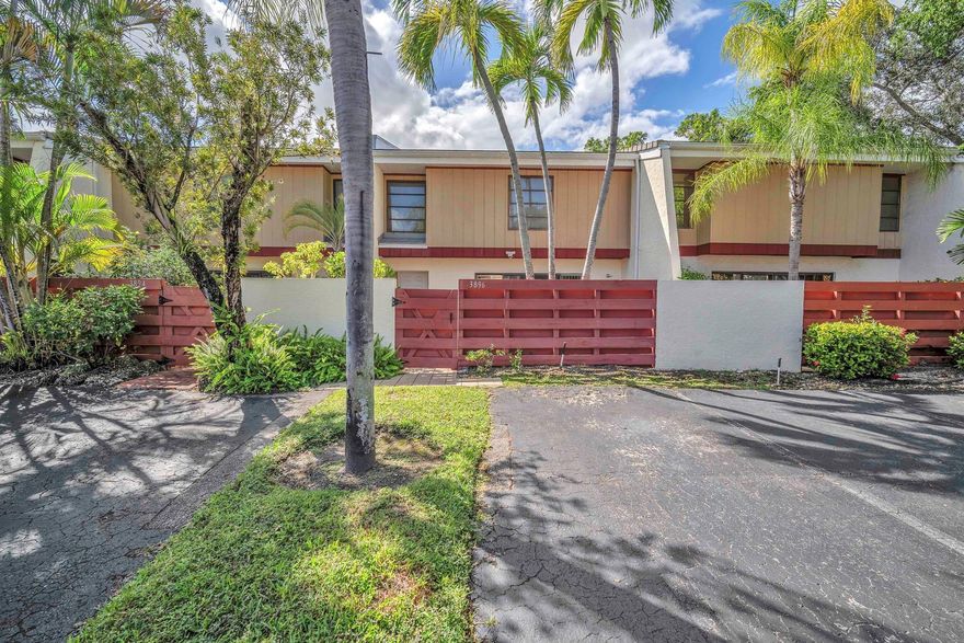 Updated townhouse in the Lakes of Emerald Hills! Steps from the park and minutes to shops, dining and highways. Enjoy the best of convenience and community.