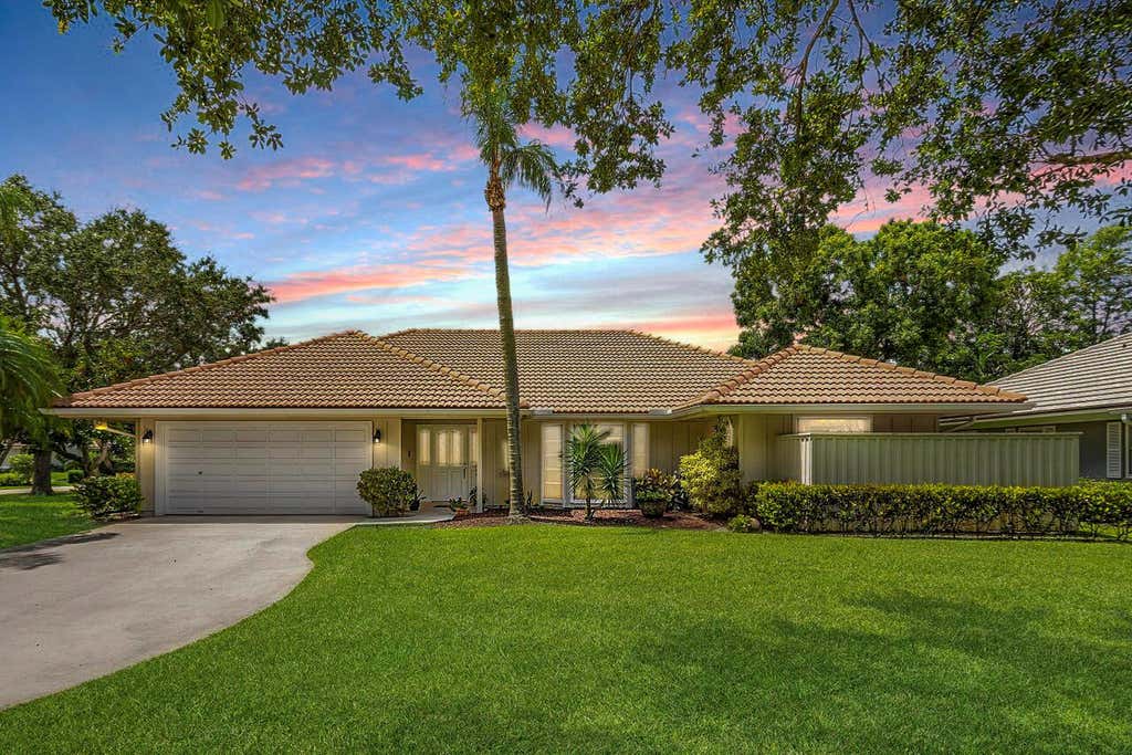 Photo of 13 Saint Giles Road, Palm Beach Gardens, FL 33418 (MLS # R10892933)