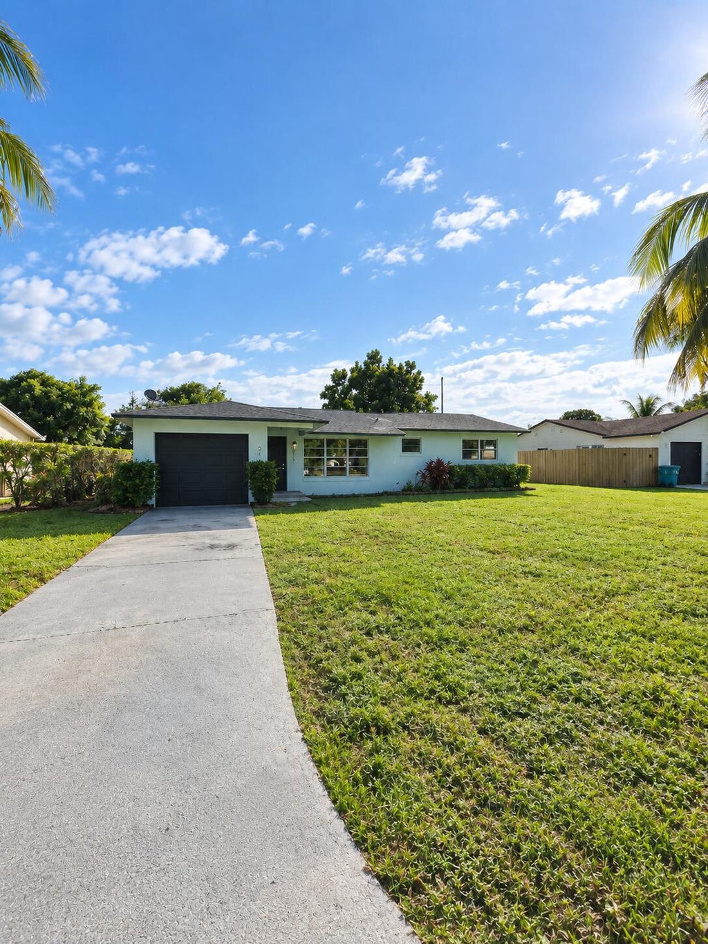 Photo of 3070 SE 1st Place, Boynton Beach, FL 33435 (MLS # B26093109)