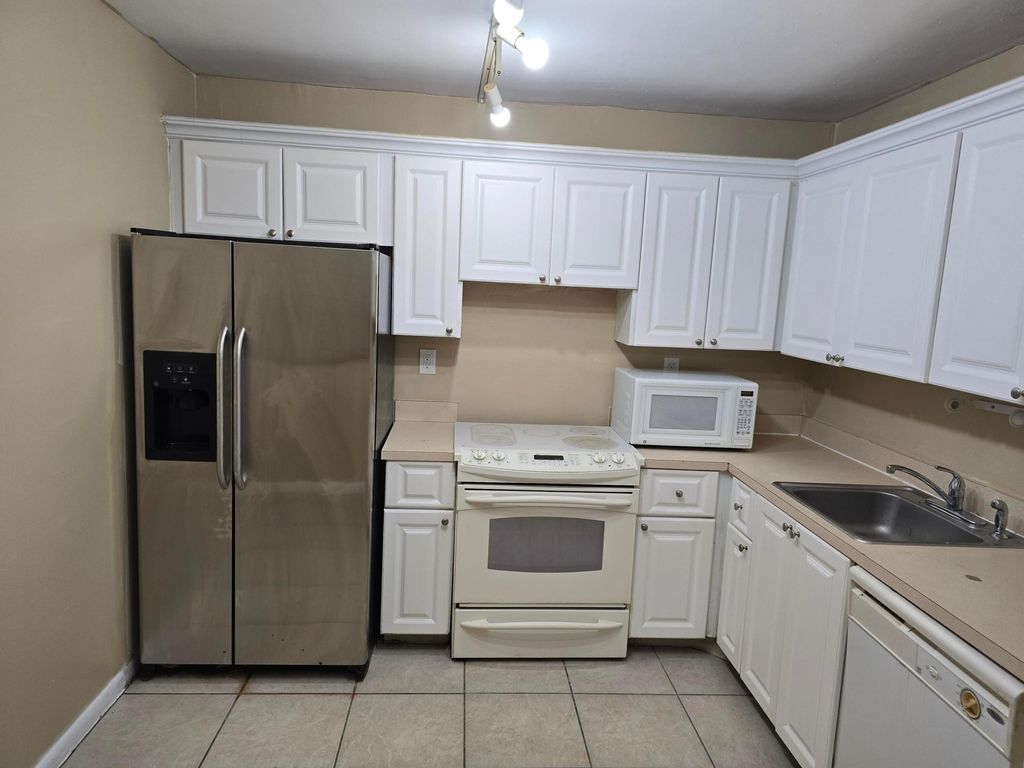 Photo of 711 N Pine Island Road #213, Plantation, FL 33324 (MLS # B26022402)