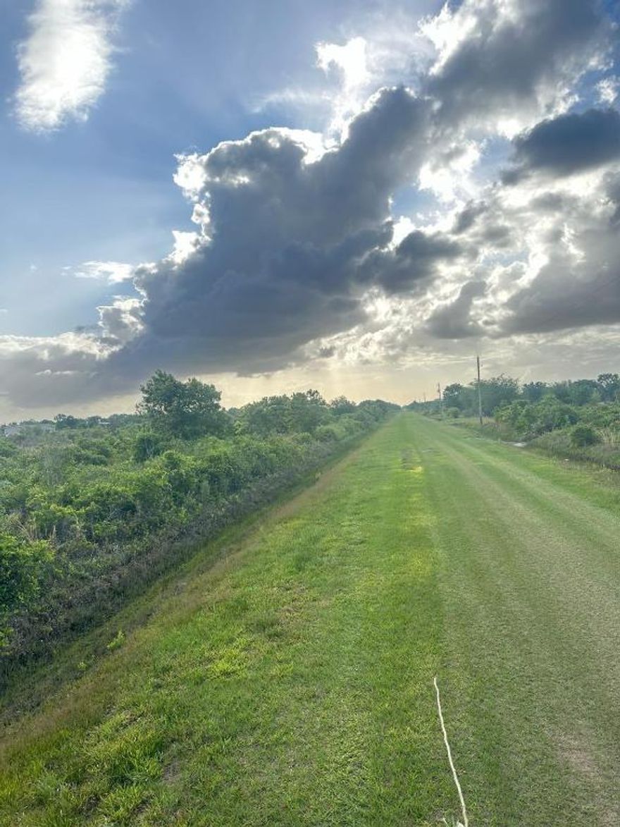 Discover this beautiful 1.25-acre  lot in the peaceful area of Okeechobee!  this  property comes ready for your vision . plenty of space, this parcel is ideal for a weekend getaway, recreational use, or a future homesite. Don't miss this  attractive 1.25-acre property in a growing rural community!