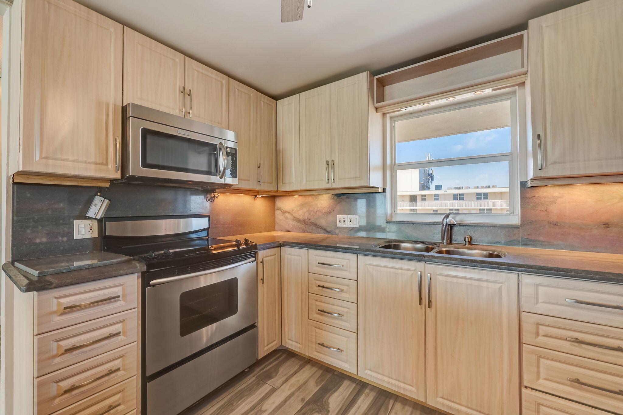 HILLSBORO LE BARON CONDO APTS - Residential