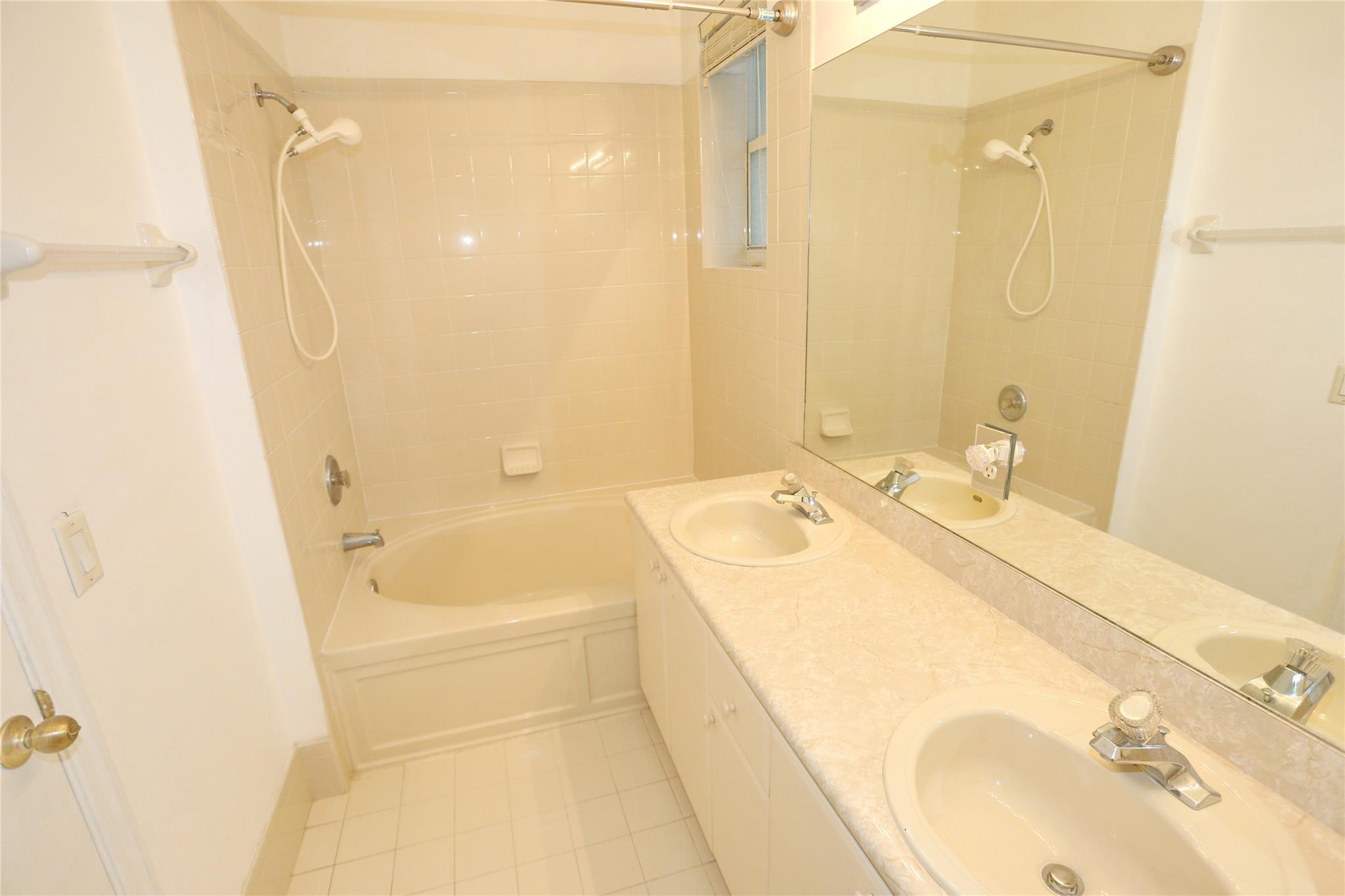 SHOMA VILLAS III AT ROYAL - Residential