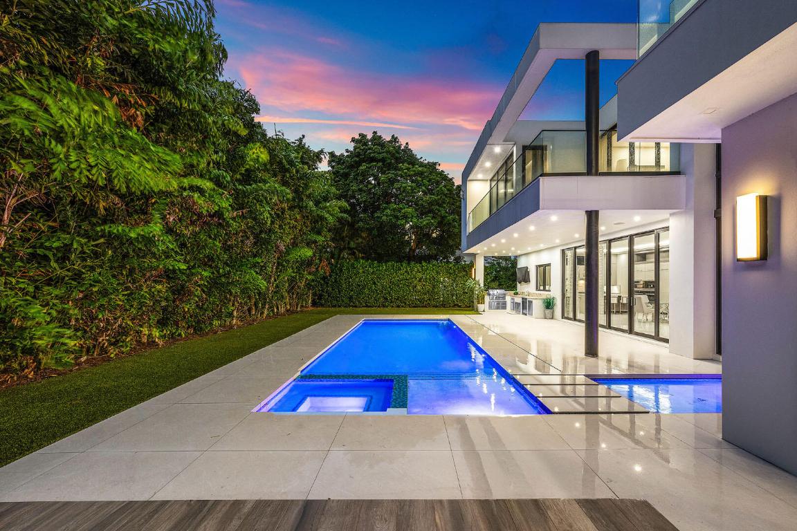 ROYAL PALM YACHT & COUNTRY CLUB - Residential