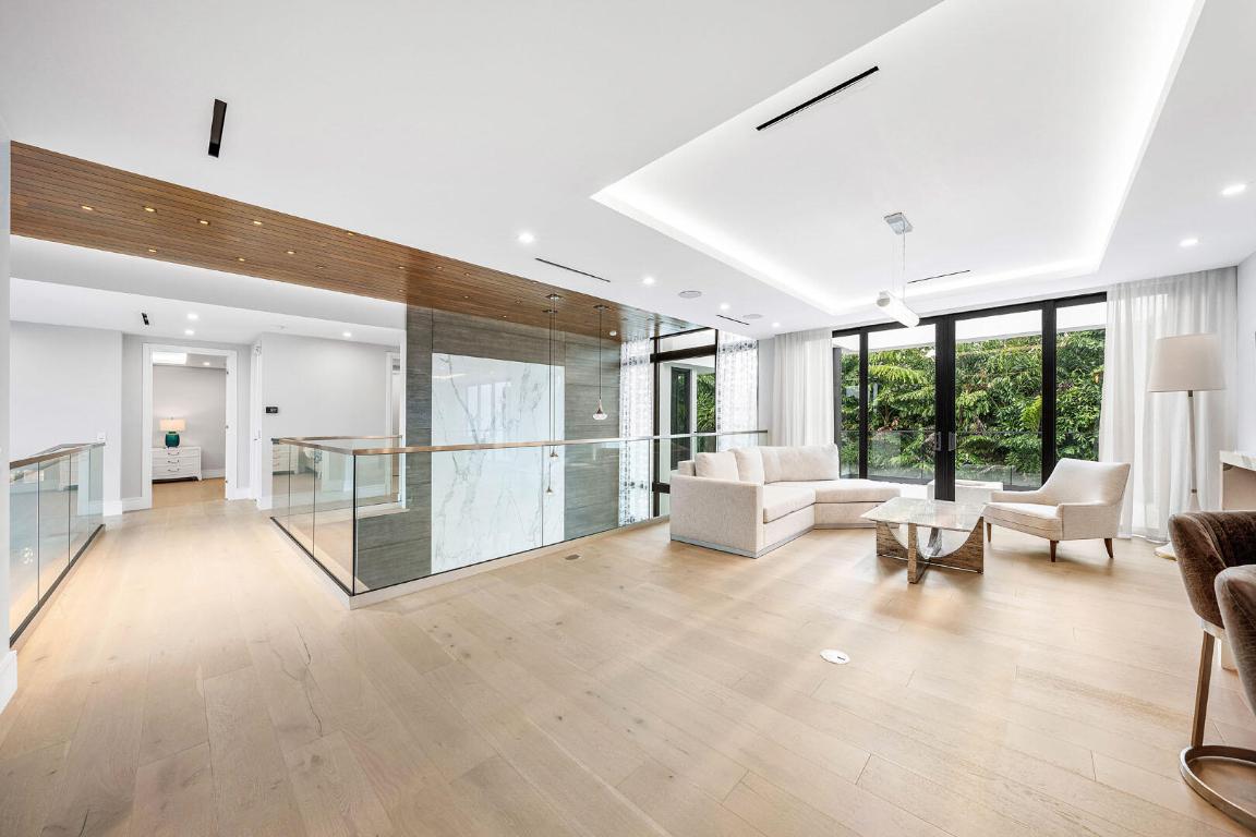 ROYAL PALM YACHT & COUNTRY CLUB - Residential