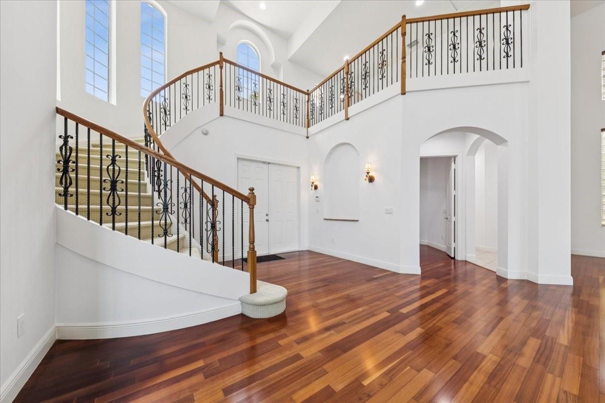 8029 Valhalla Dr