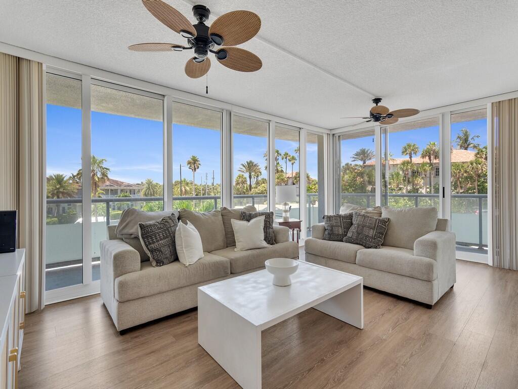 3554 Ocean Drive 202, Vero Beach, FL, 32963/$880,000 1 3554 Ocean Drive 202