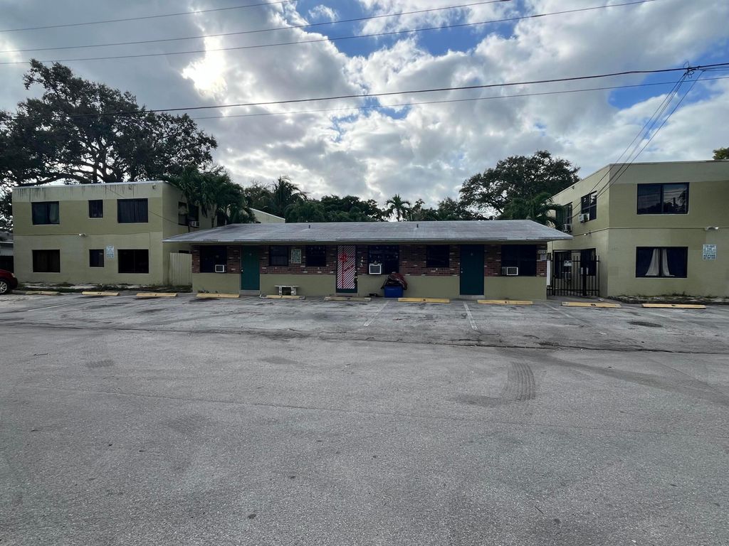 Photo of 1113 SW 15th Terrace #9, Fort Lauderdale, FL 33312 (MLS # B26009559)