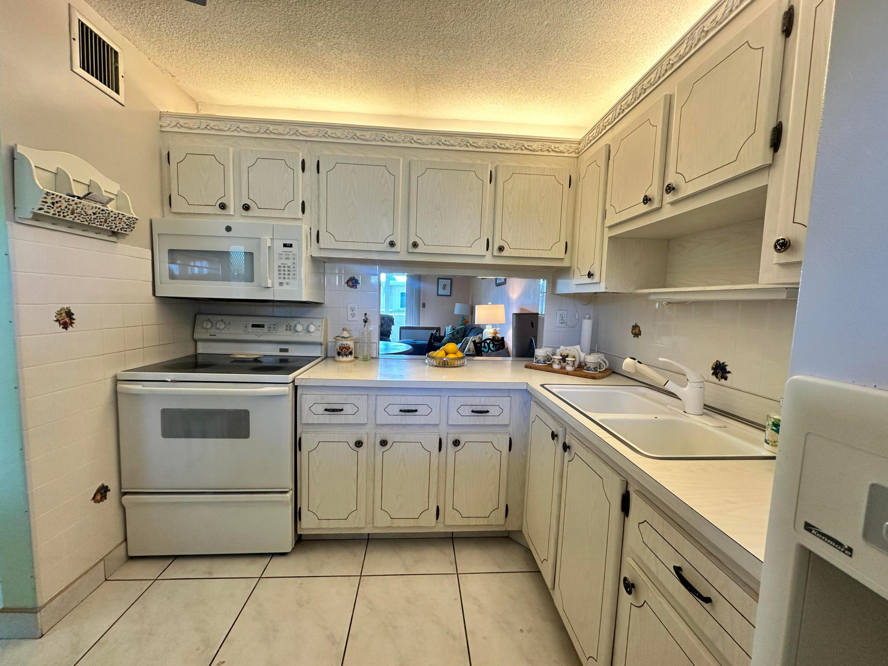 LAKE CLARKE GARDENS NO 18 COND - Residential