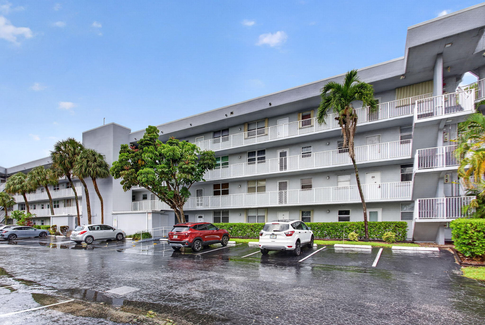 Photo 1 of 32 — 118 Royal Pk Drive 1f, Oakland Park, FL 33309