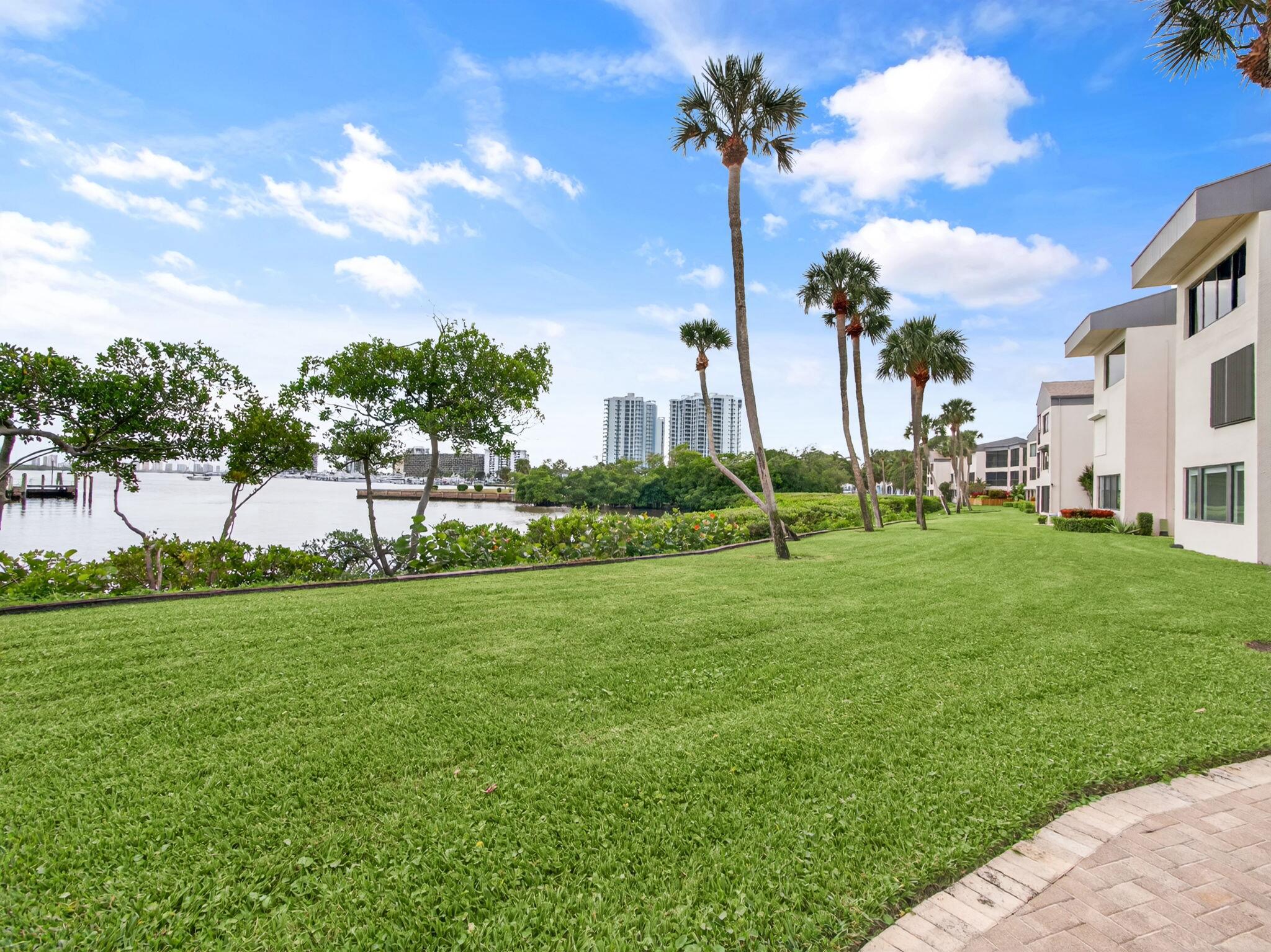 TWELVE OAKS COND PHASE I & TWELVE OAKS COND CLUSTE - Residential