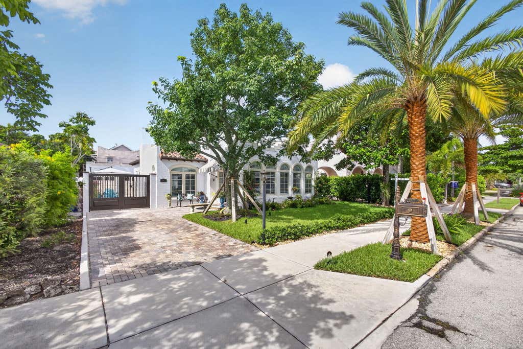 Photo of 227 Fordham Drive, Lake Worth Beach, FL 33460 (MLS # B26052646)
