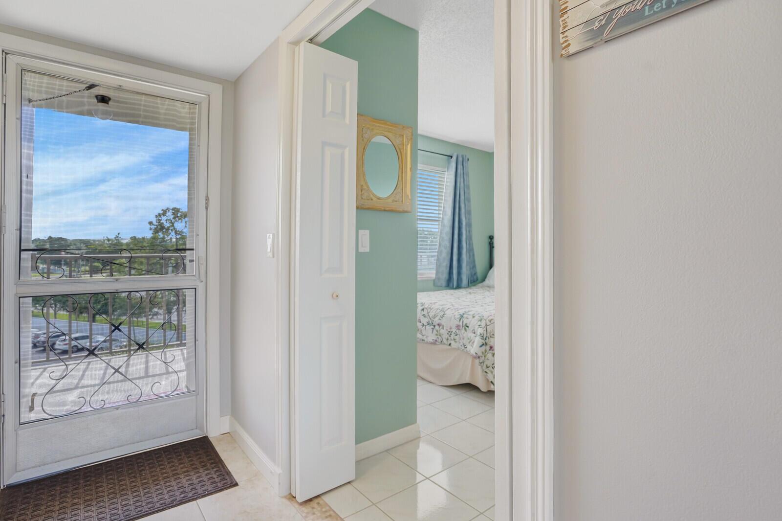 3959 Via Poinciana 503