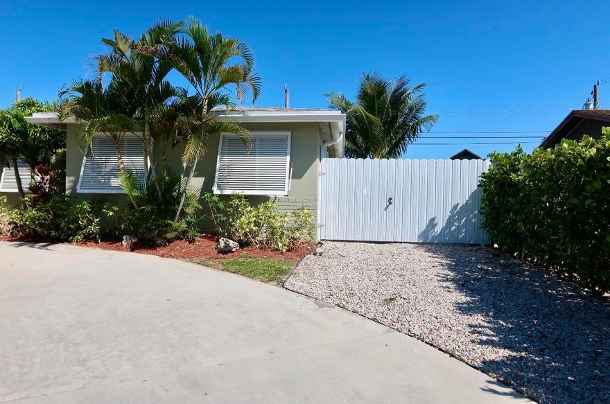 Fully remodeled efficiency with private entrance, patio and all utilities included. Located in the heart of West Palm Beach, only minutes from I-95, beaches, downtown, shopping centers, restaurants and more. Don't miss the opportunity to call this lovely space your home!