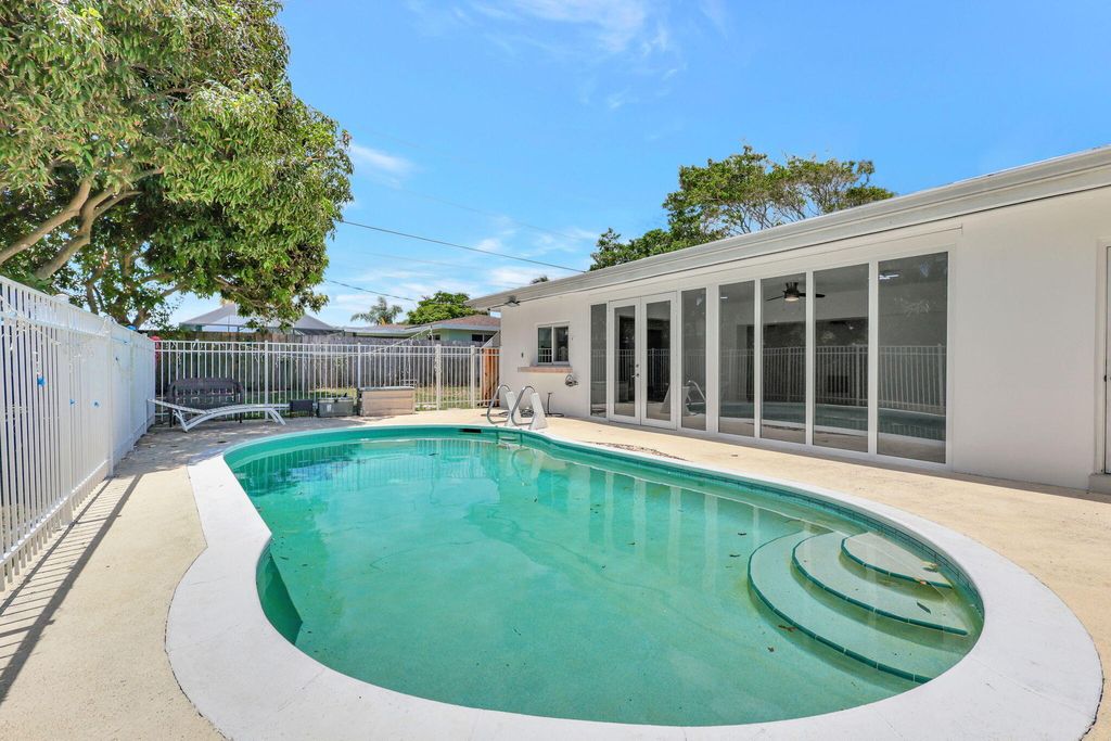 Photo of 334 SW 13th Avenue, Boynton Beach, FL 33435 (MLS # B26010061)