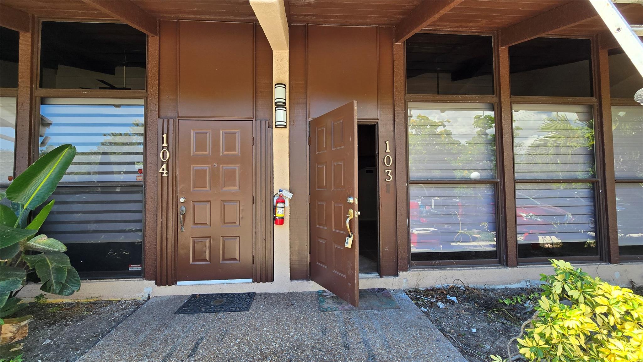 **VERY SPACIOUS TOWNHOME**BRAND NEW KITCHEN **1 BEDROOM AND 1 FULL BATHROOM DOWNSTAIRS**FENCED-IN PATIO, BALCONY OF MASTER BEDROOM**WASHER, DRYER WATER INCLUDED IN RENT**