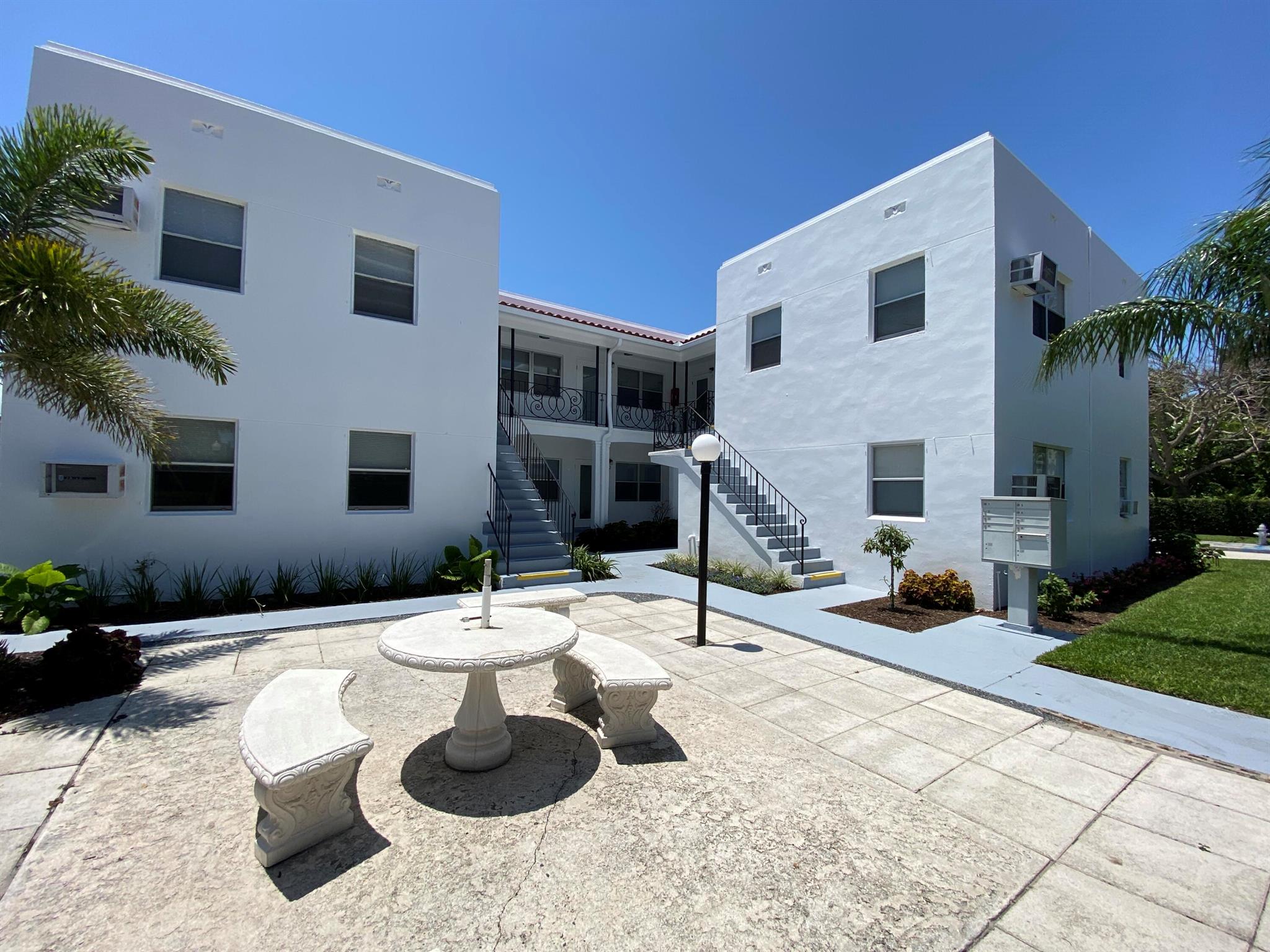 Convenient 1/1 in downtown WPB, next to Norton Museum of Art and close to downtown shopping, restaurants, Palm Beach Atlantic and intracoastal. Apartment is first floor apartment with open floor plan. Tile throughout, walk in closet. Great location and easy access. NO LAUNDRY FACILTIES ON SITE.