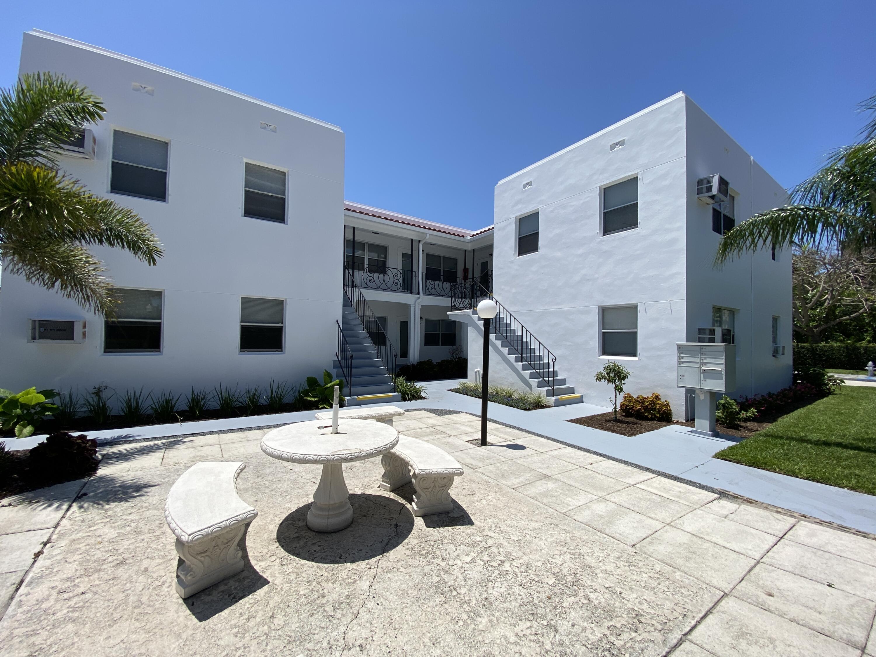 Convenient 1/1 in downtown WPB, next to Norton Museum of Art and close to downtown shopping, restaurants, Palm Beach Atlantic and intracoastal. Apartment is first floor apartment with open floor plan. Tile throughout, walk in closet. Great location and easy access. NO LAUNDRY FACILTIES ON SITE.