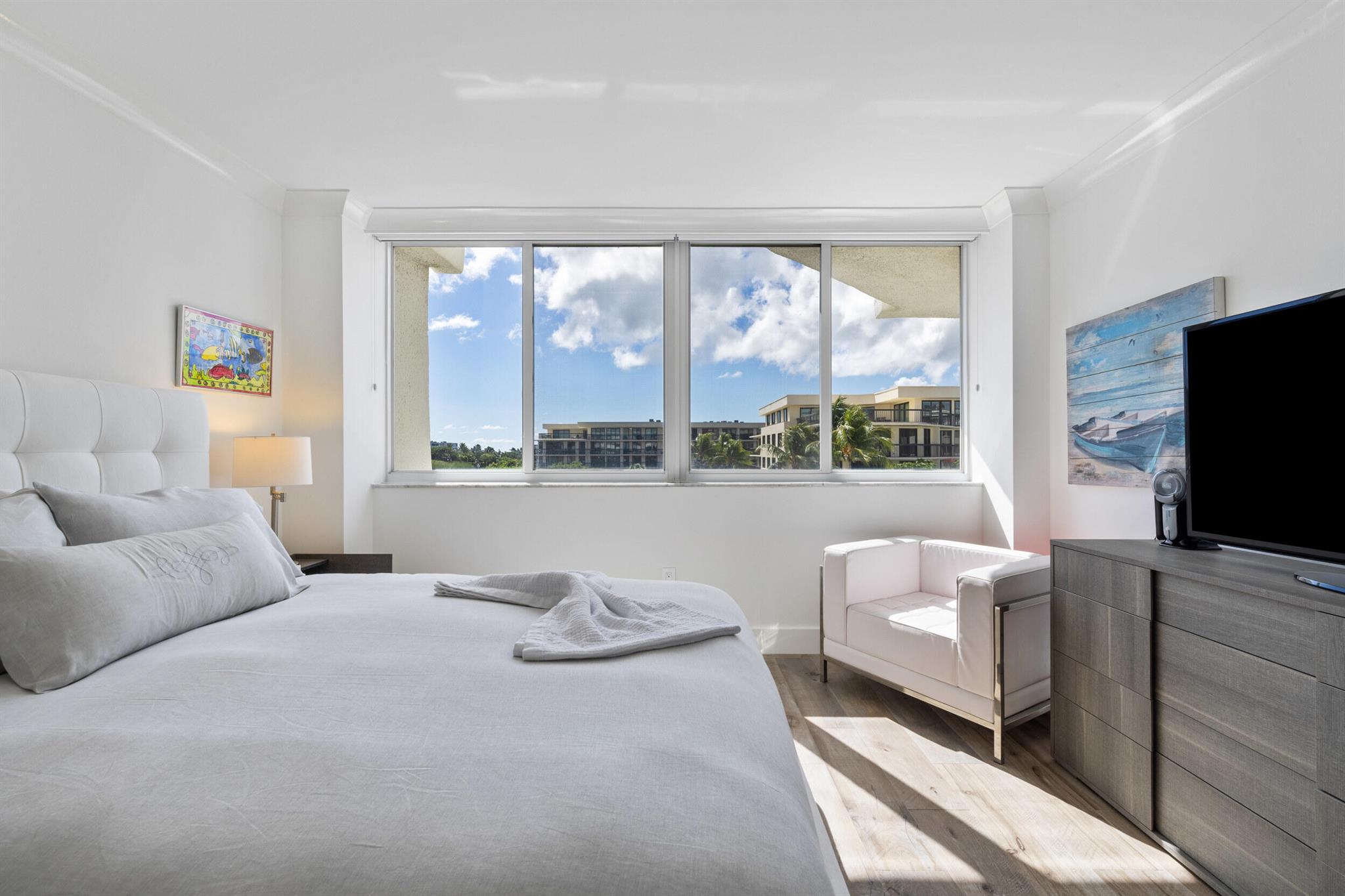 CARLYLE HOUSE CONDO - Residential