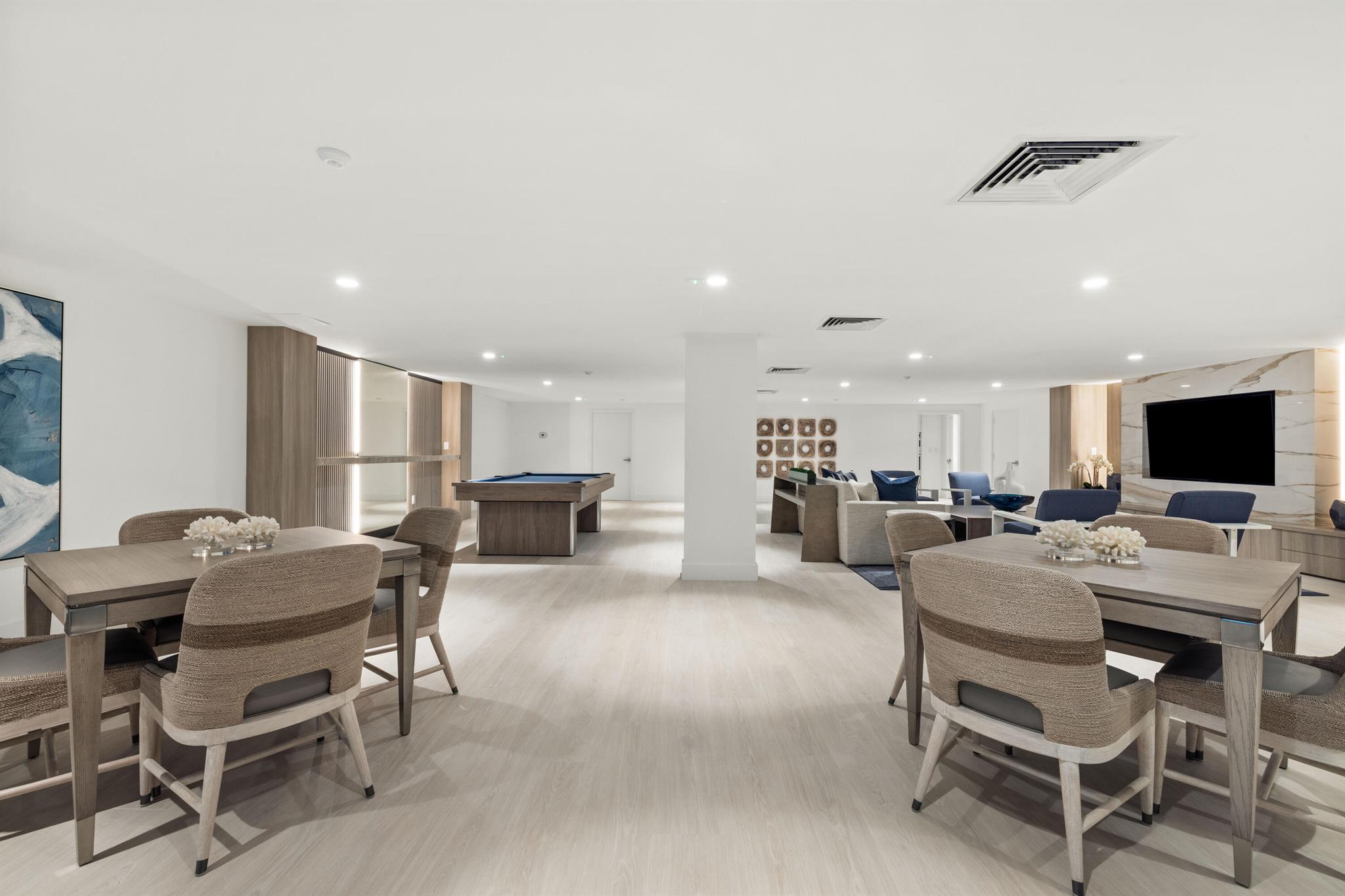 CARLYLE HOUSE CONDO - Residential