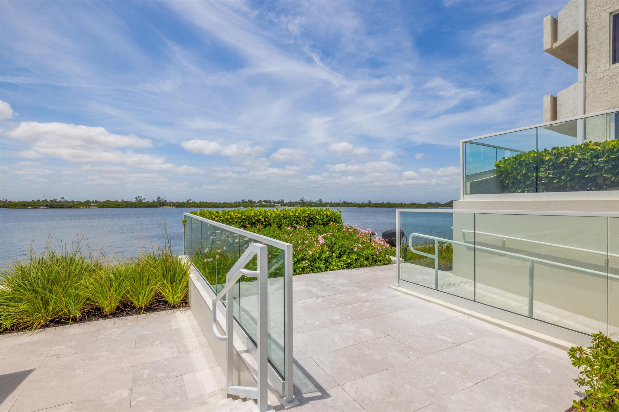 CARLYLE HOUSE CONDO - Residential