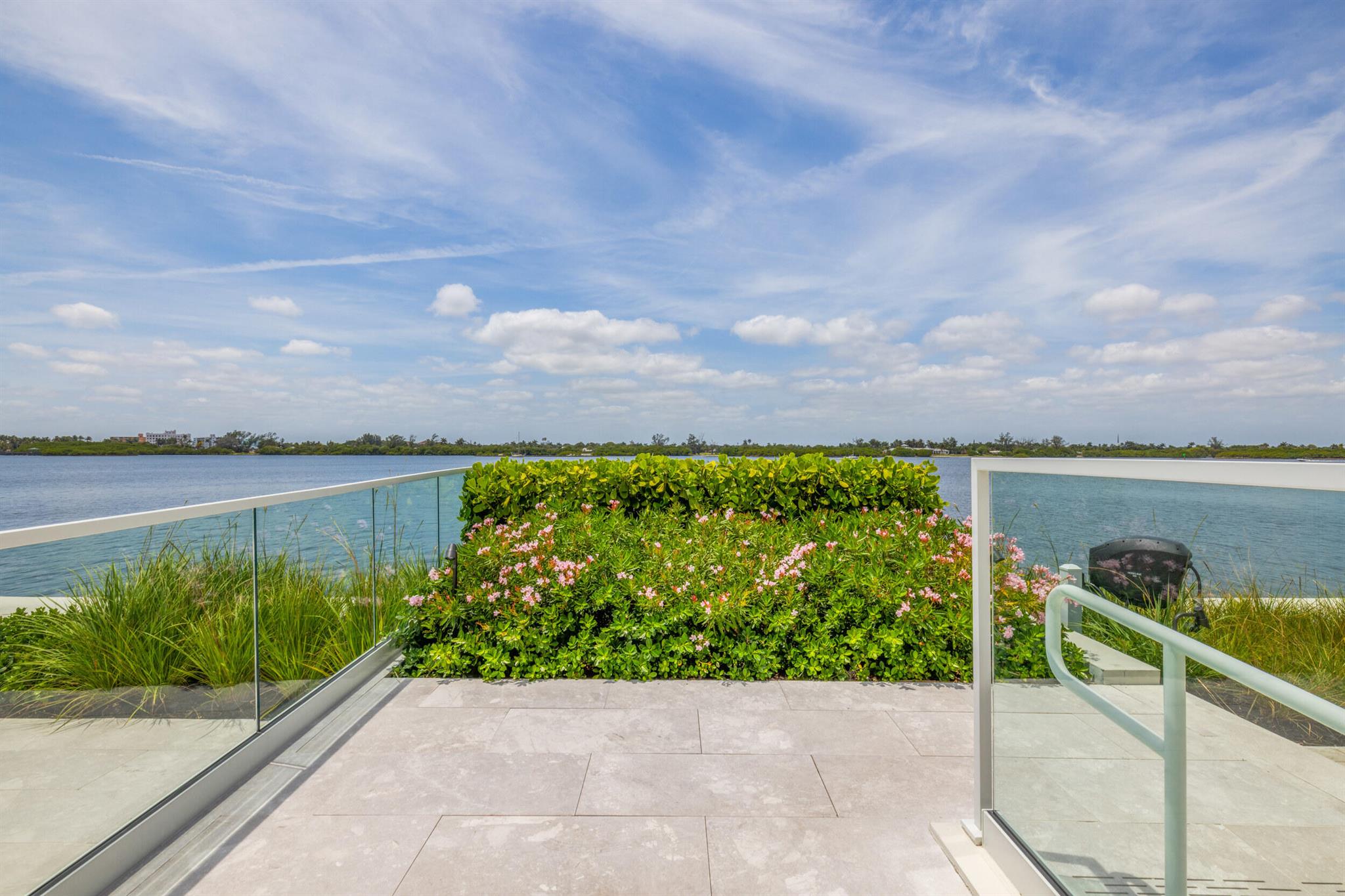 CARLYLE HOUSE CONDO - Residential