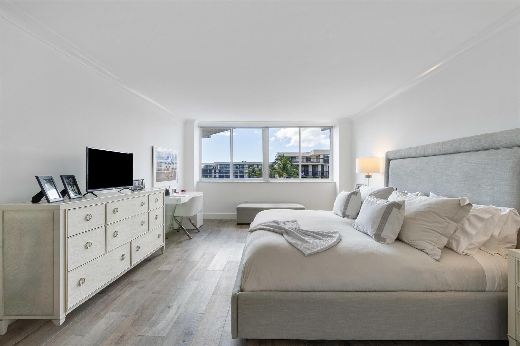 CARLYLE HOUSE CONDO - Residential