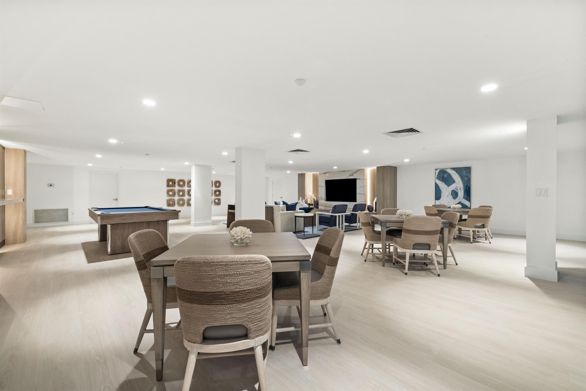 CARLYLE HOUSE CONDO - Residential