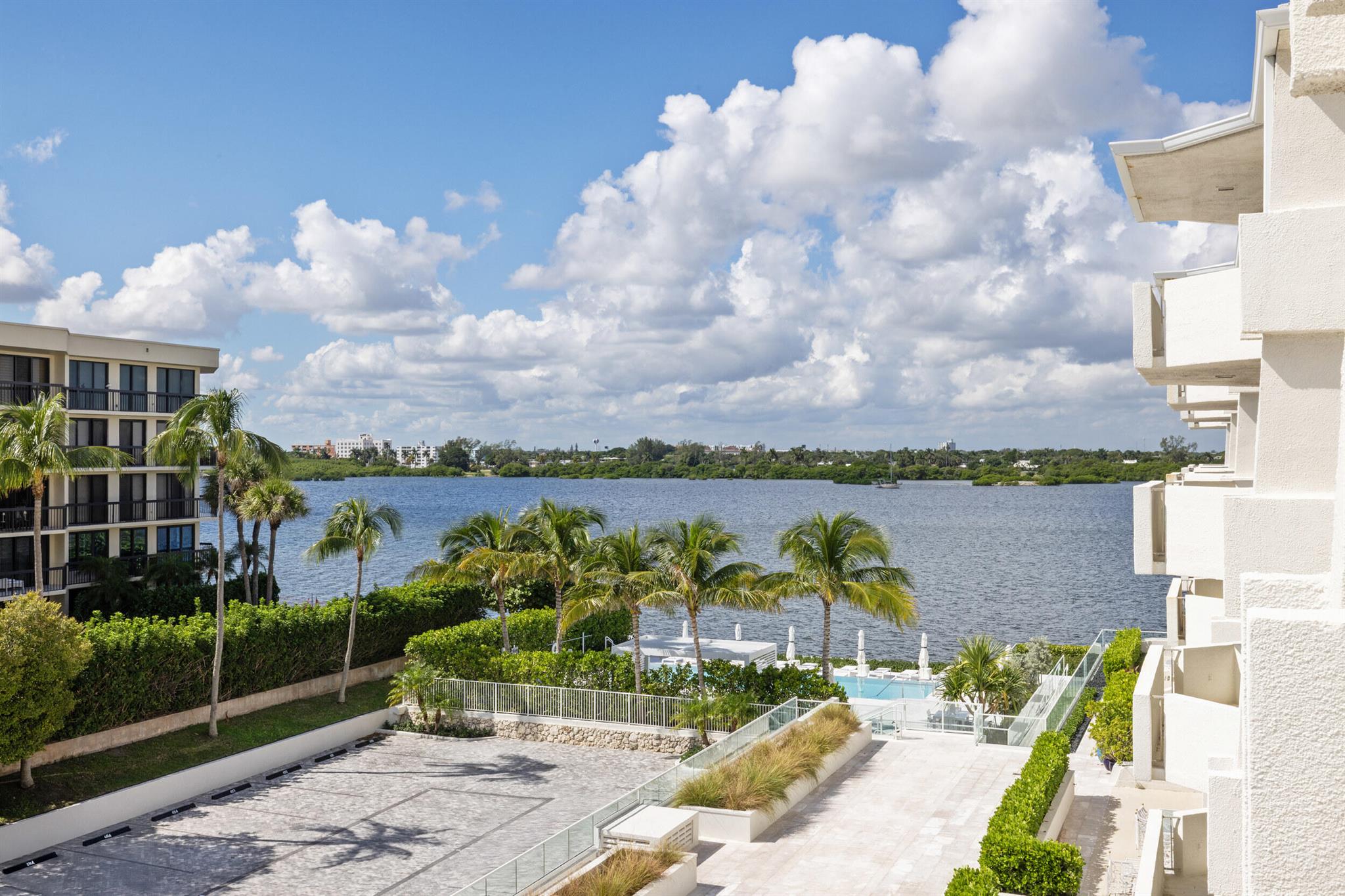 CARLYLE HOUSE CONDO - Residential