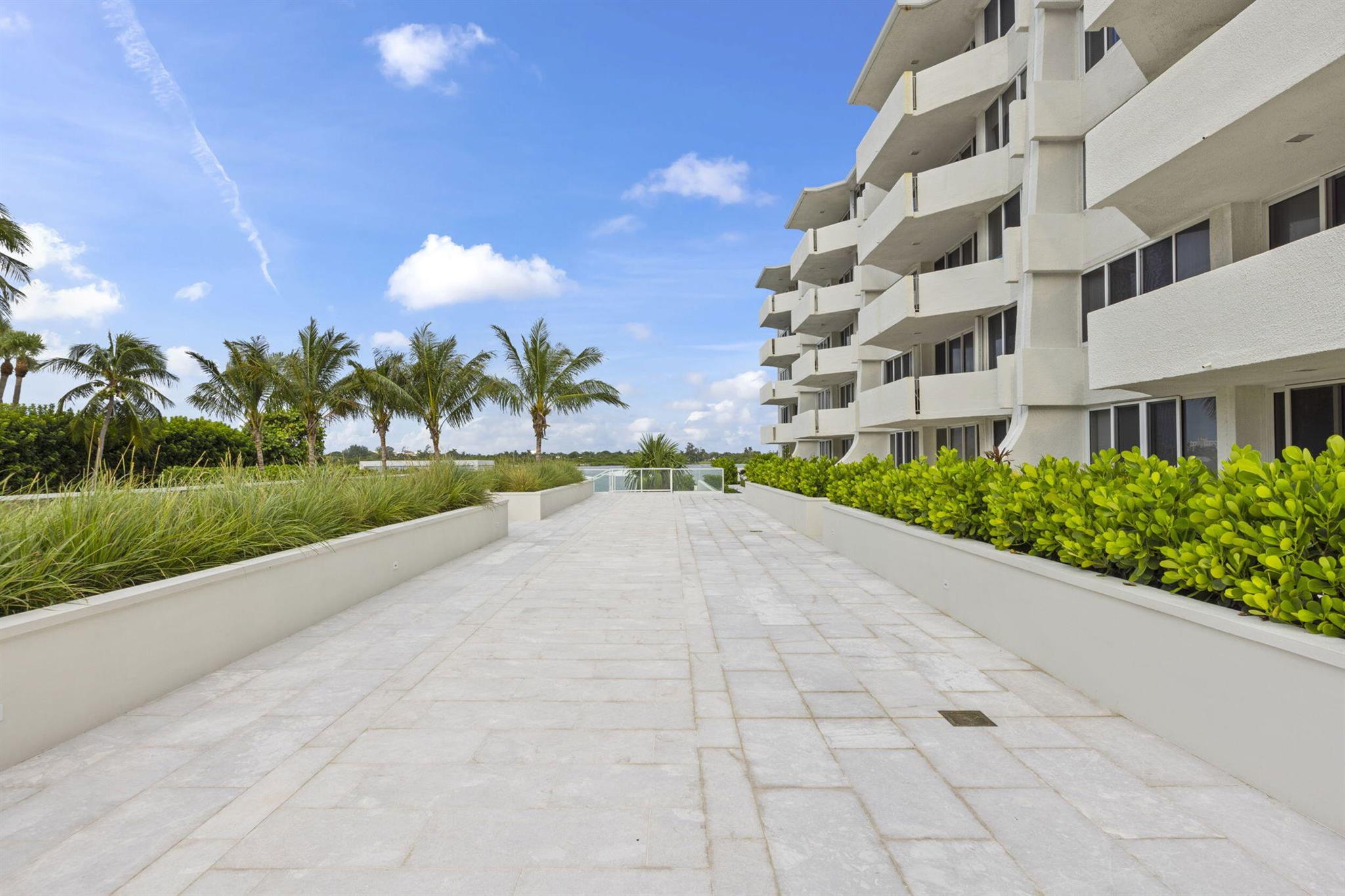 CARLYLE HOUSE CONDO - Residential