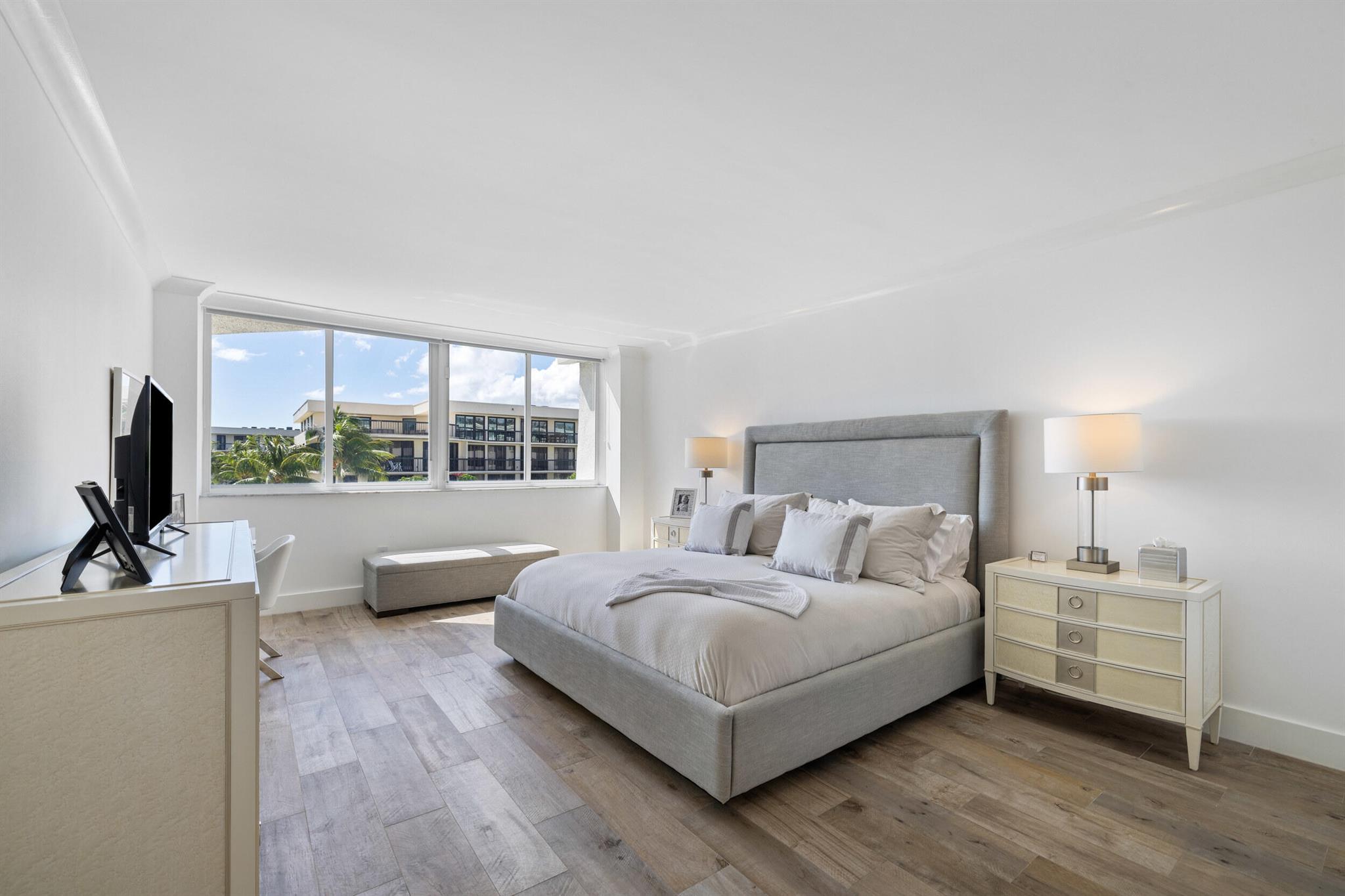 CARLYLE HOUSE CONDO - Residential