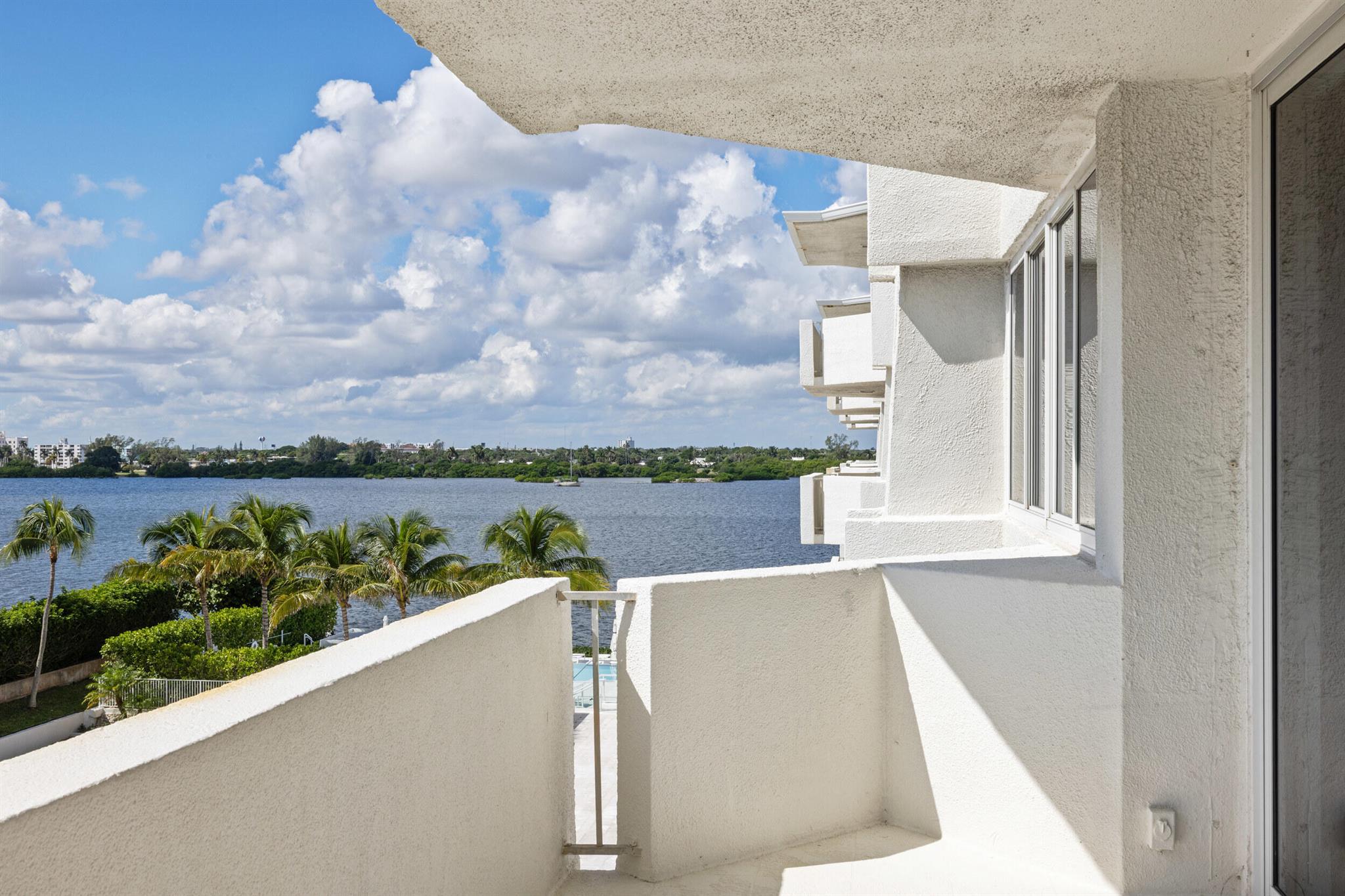 CARLYLE HOUSE CONDO - Residential