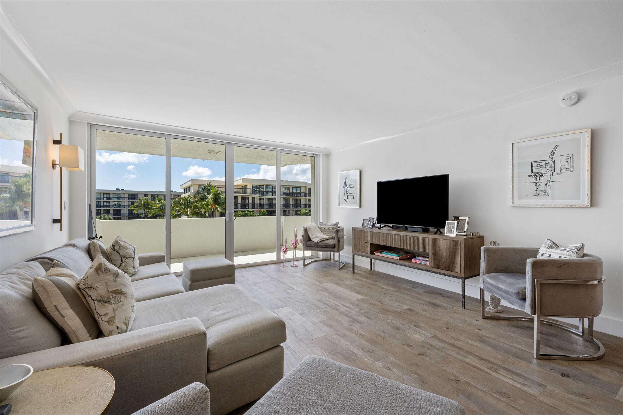 CARLYLE HOUSE CONDO - Residential