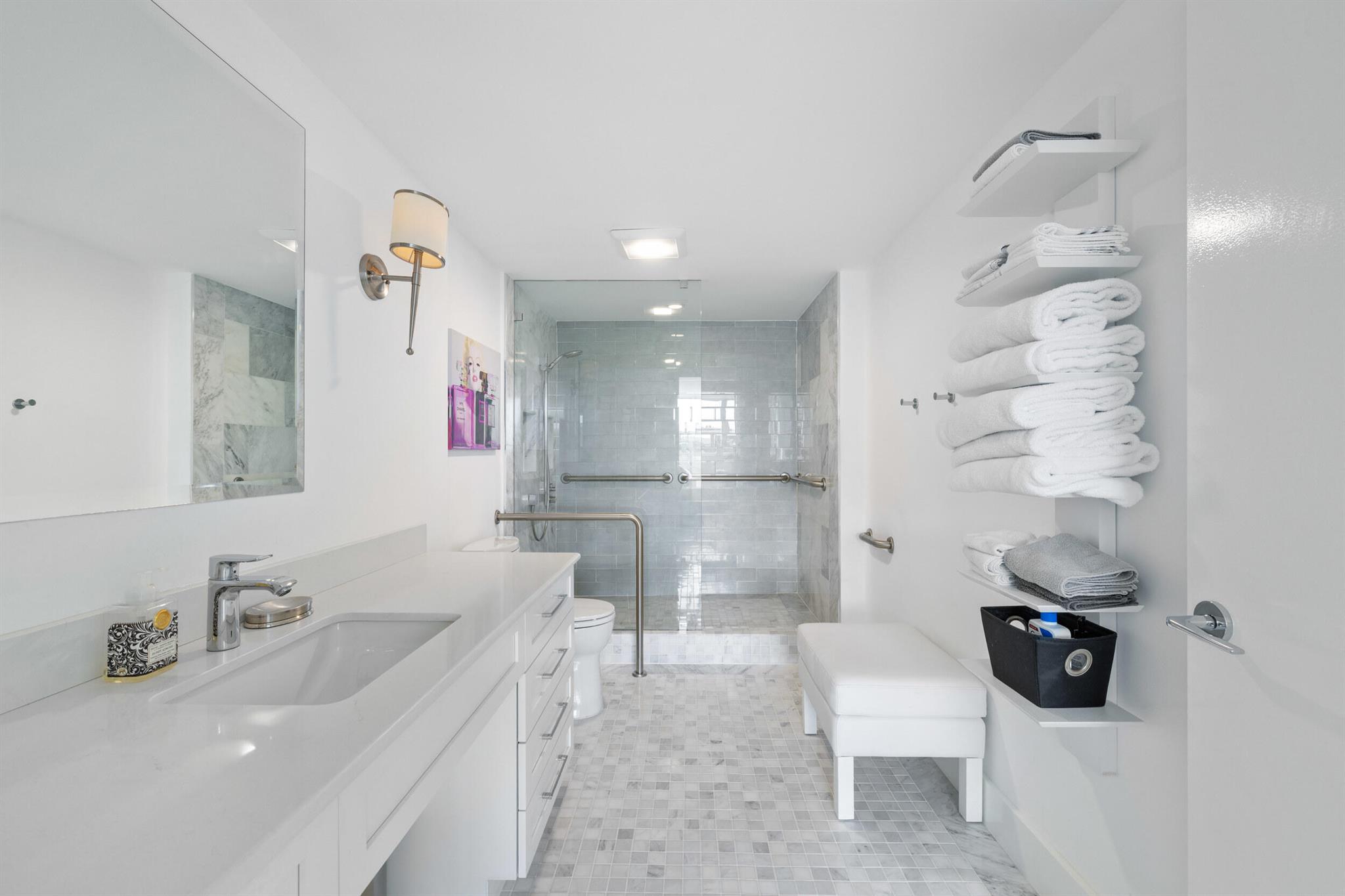 CARLYLE HOUSE CONDO - Residential