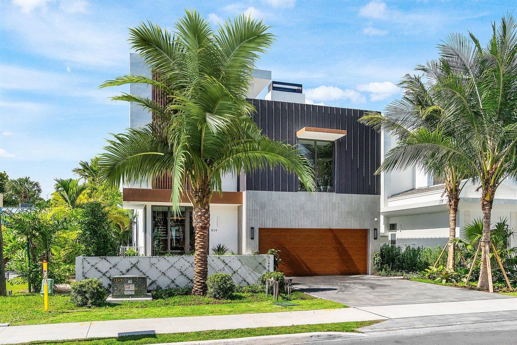 Photo of 810 Palm Trail, Delray Beach, FL 33483 (MLS # R11133198)