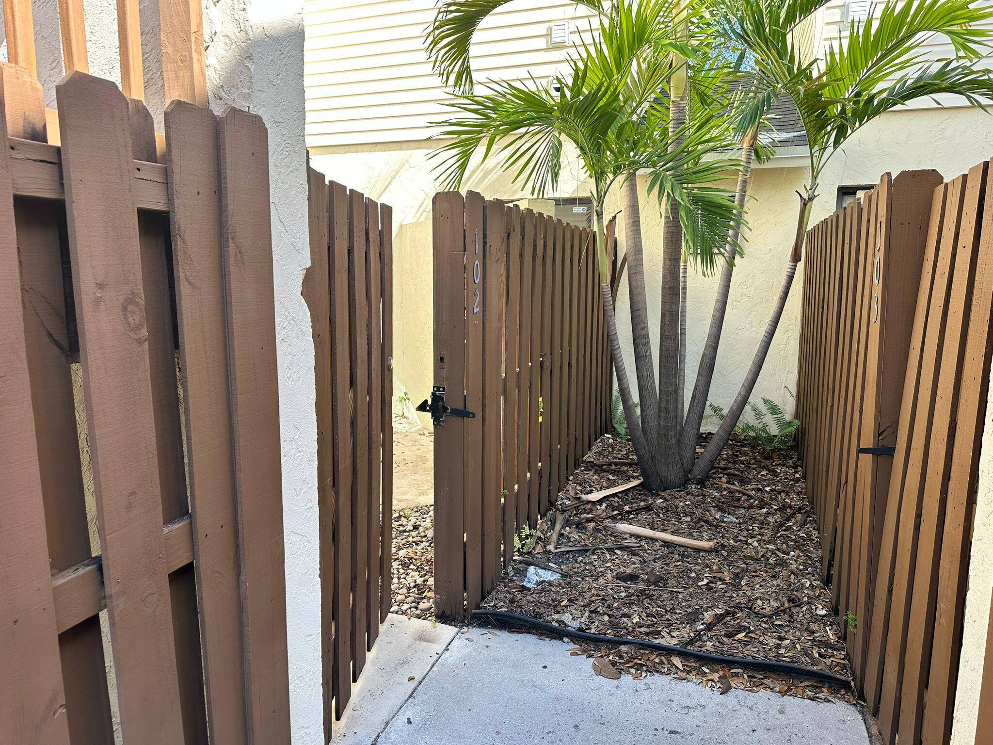 EDEN PLACE COND DECL FILED 9-23-83 - Residential