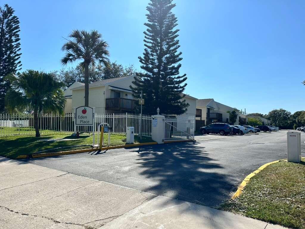 EDEN PLACE COND DECL FILED 9-23-83 - Residential