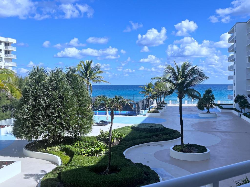 BARCLAY CONDO - Residential