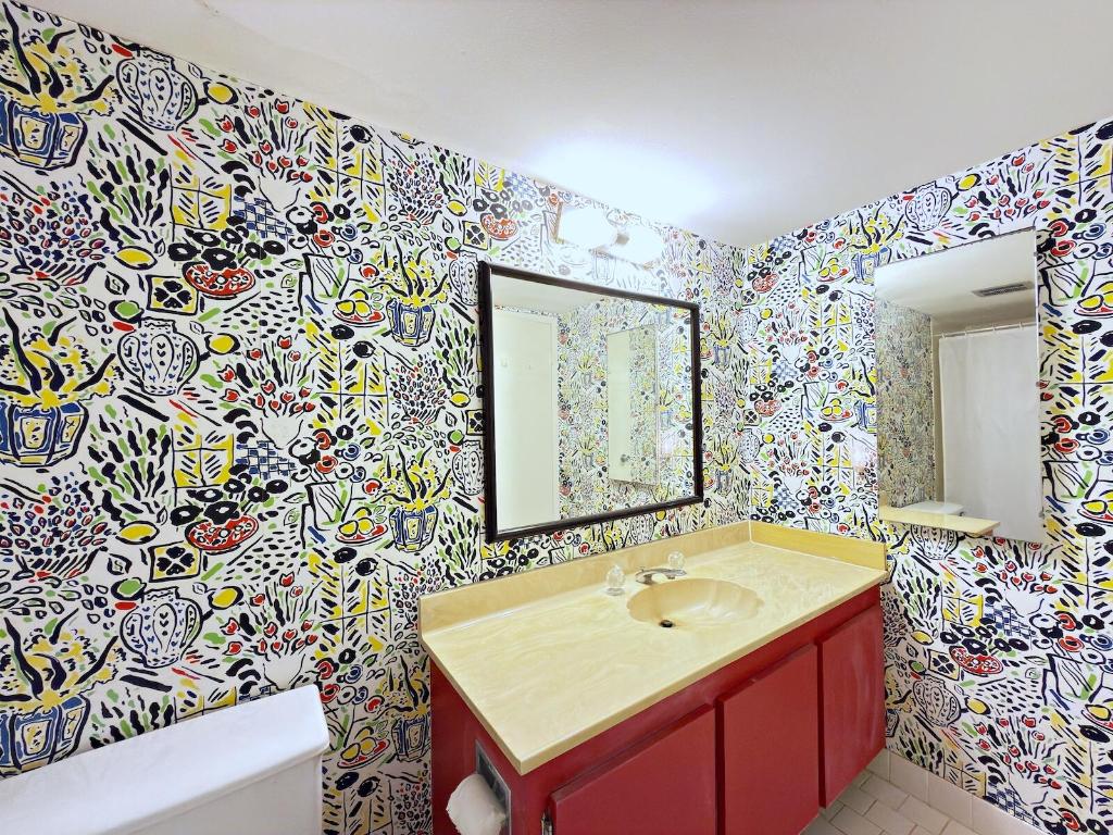 BARCLAY CONDO - Residential